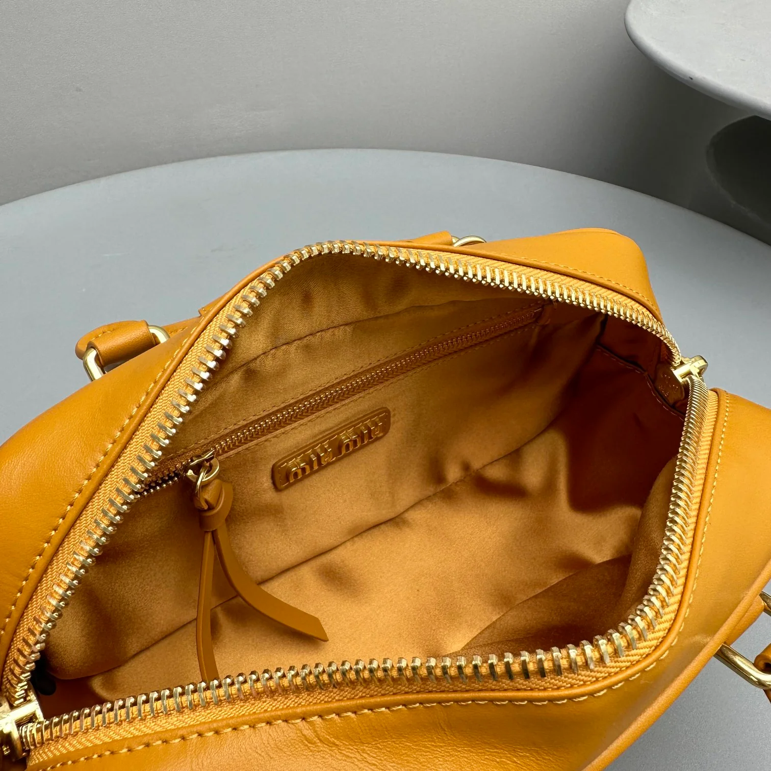 Сумка для боулинга Miu Miu - Маленькая - Тыквенно-желтая