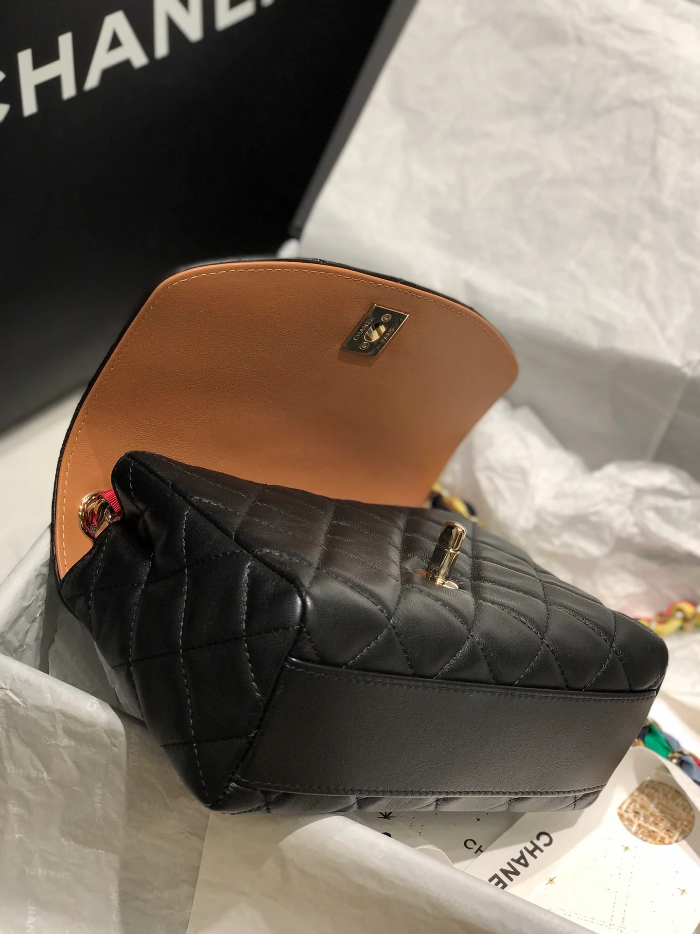 Сумка Chanel с радужной цепочкой, 2022 год.