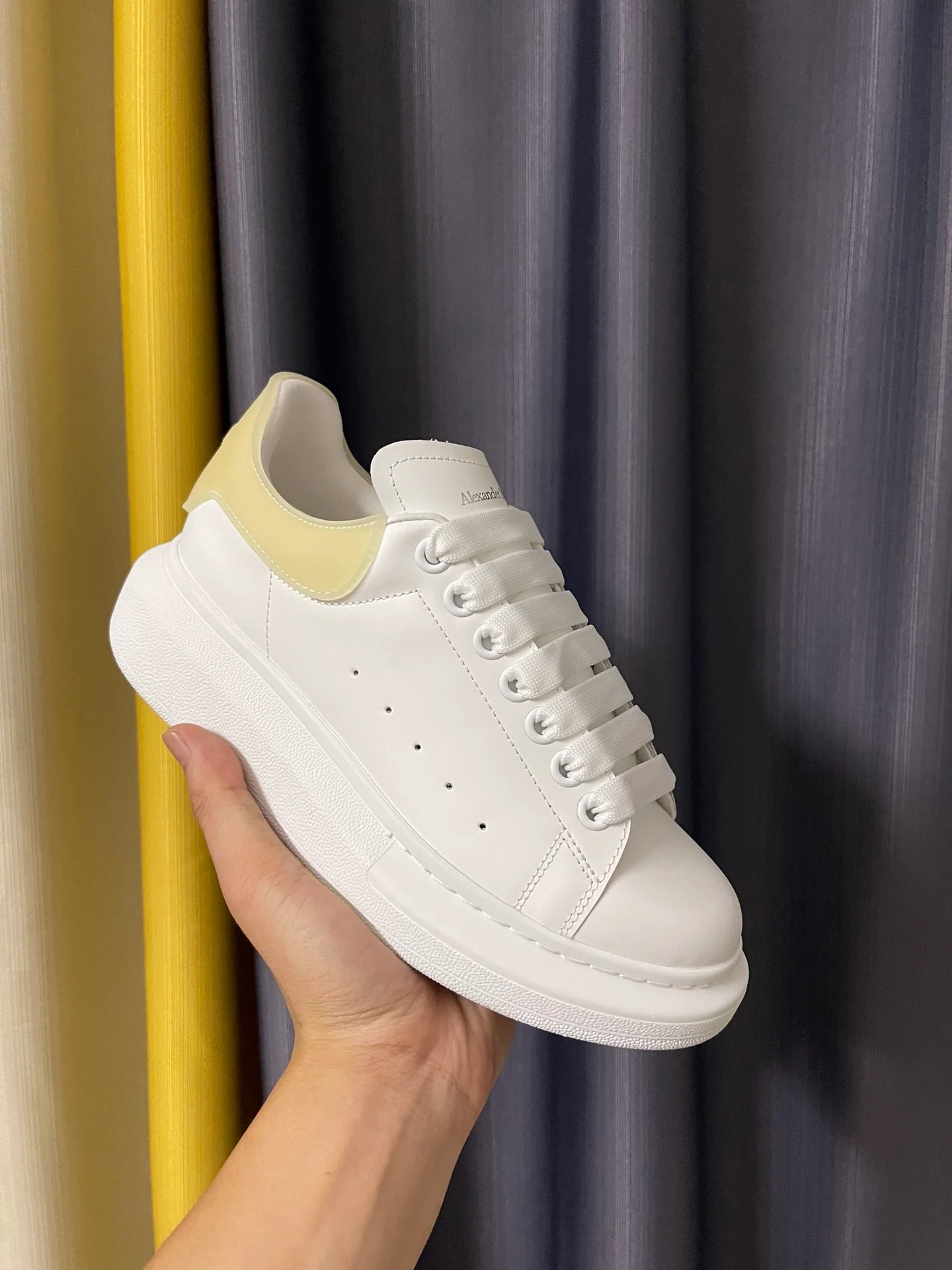 Классические белые кроссовки McQueen - унисекс - прозрачный абрикосовый каблук с эпоксидной смолой