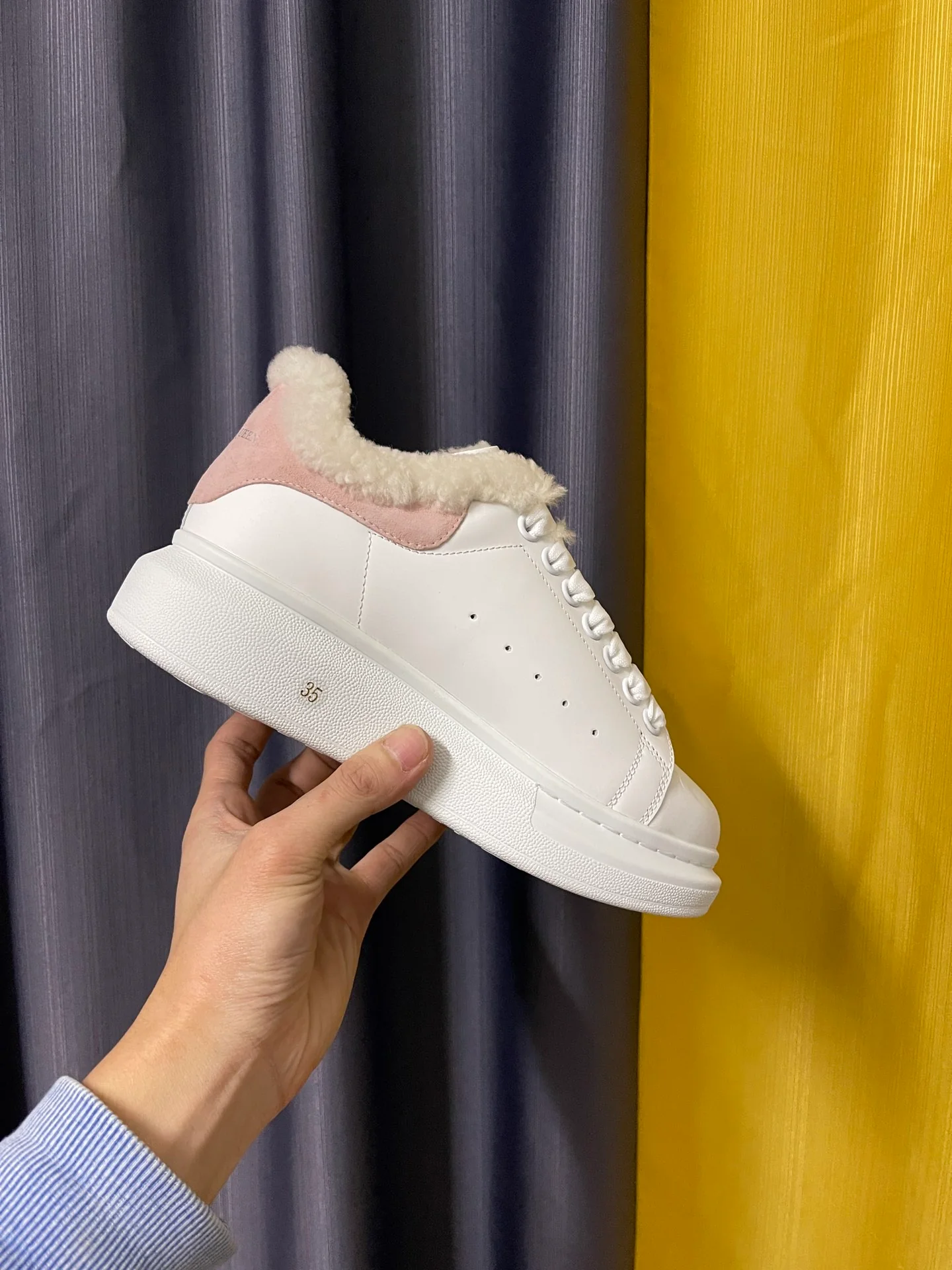 Классические белые кроссовки McQueen - унисекс - розовый флисовый каблук с белым мехом - Премиум-издание