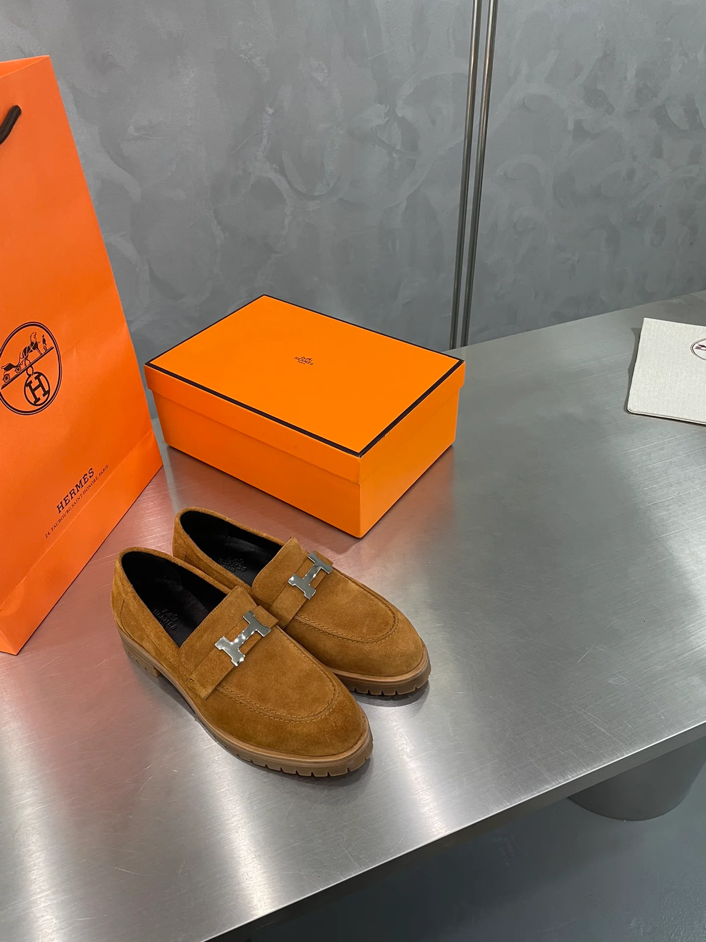 Классические туфли Hermes с пряжкой H в стиле афро