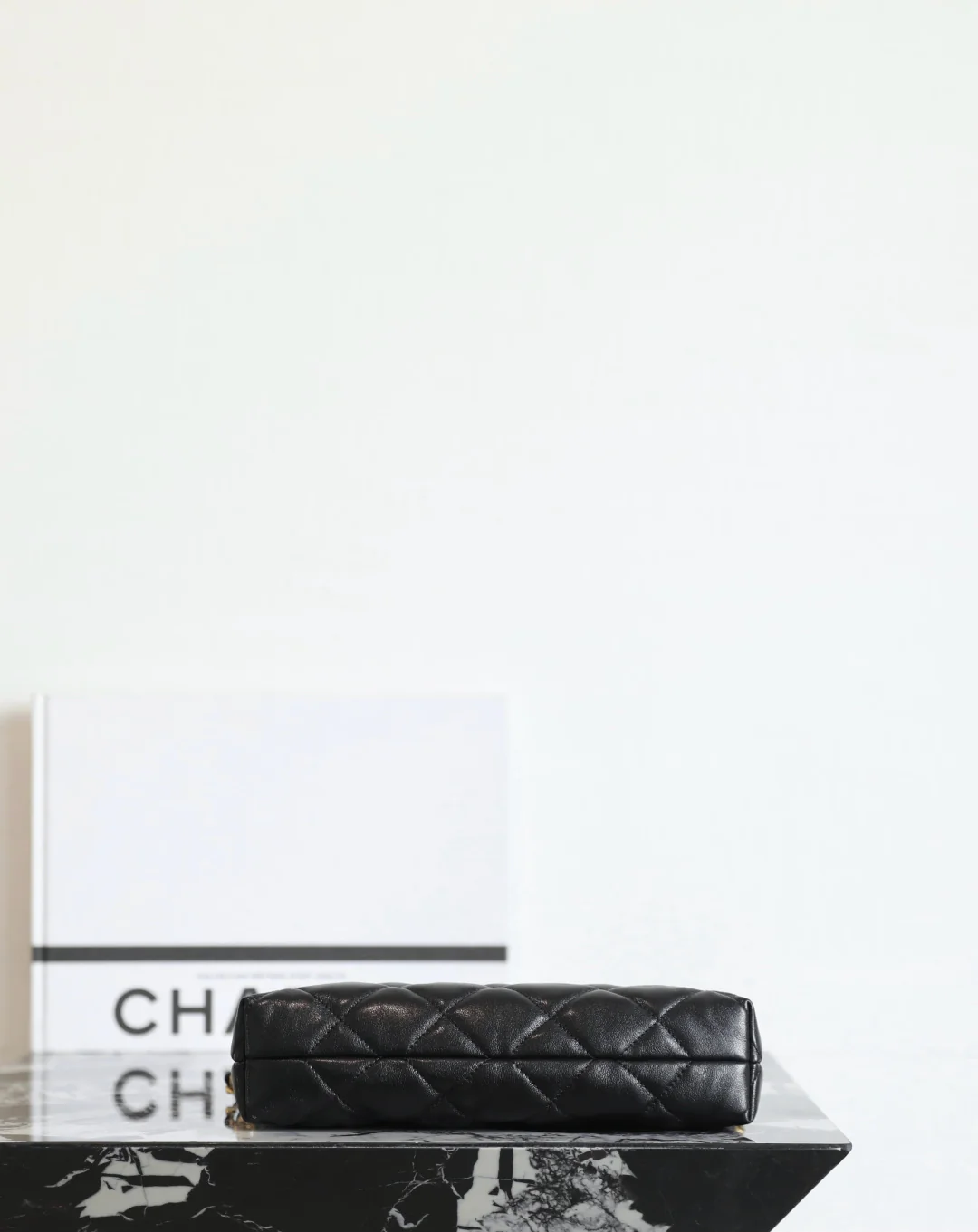 Chanel - ??? - Сумка-мешок на цепочке с монетами - Черная с золотой пряжкой