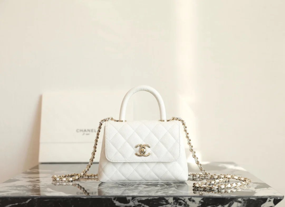 Сумка Chanel с цепочкой и клапаном — белая с фурнитурой из светлого золота.