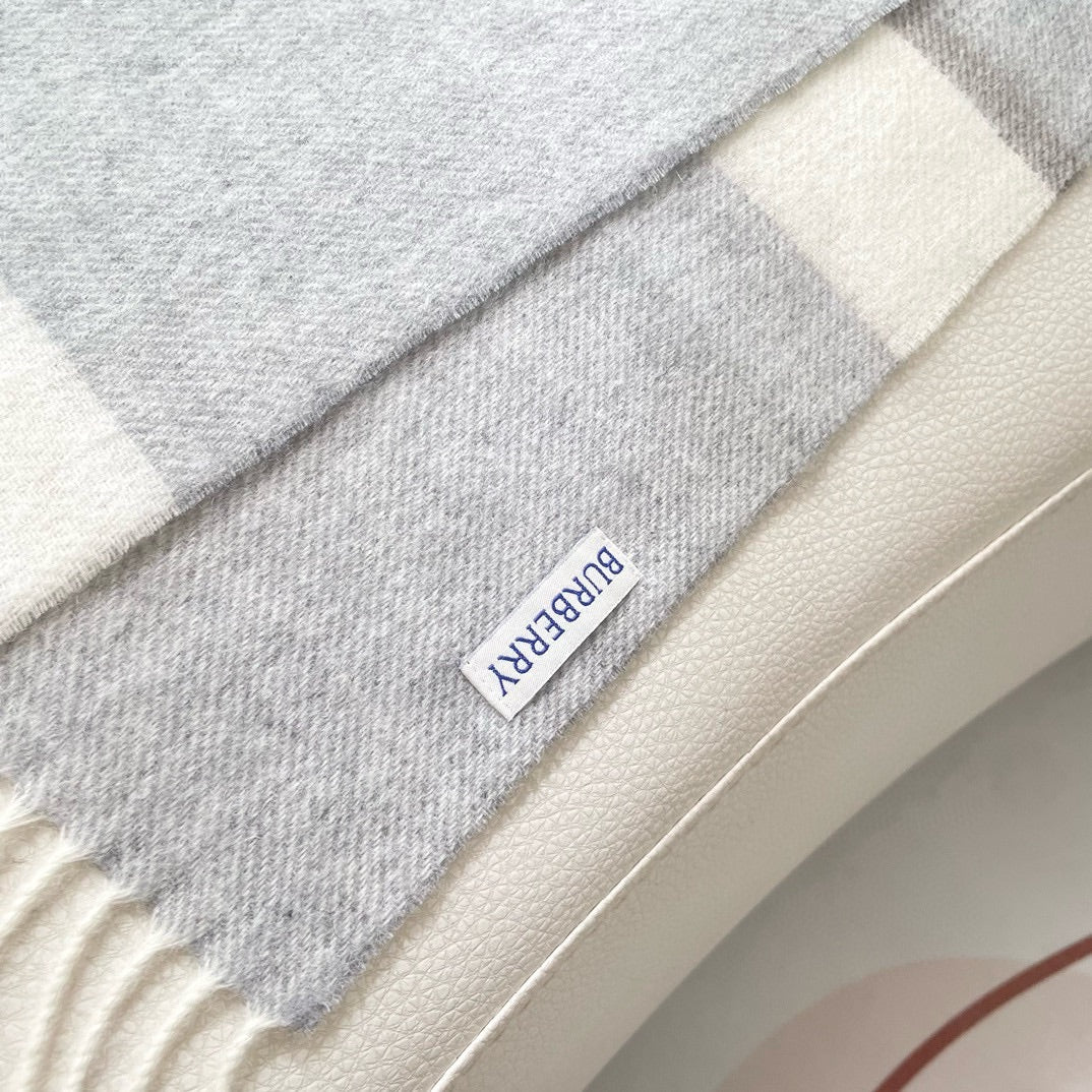 Классический клетчатый шарф Burberry 2024 — серый