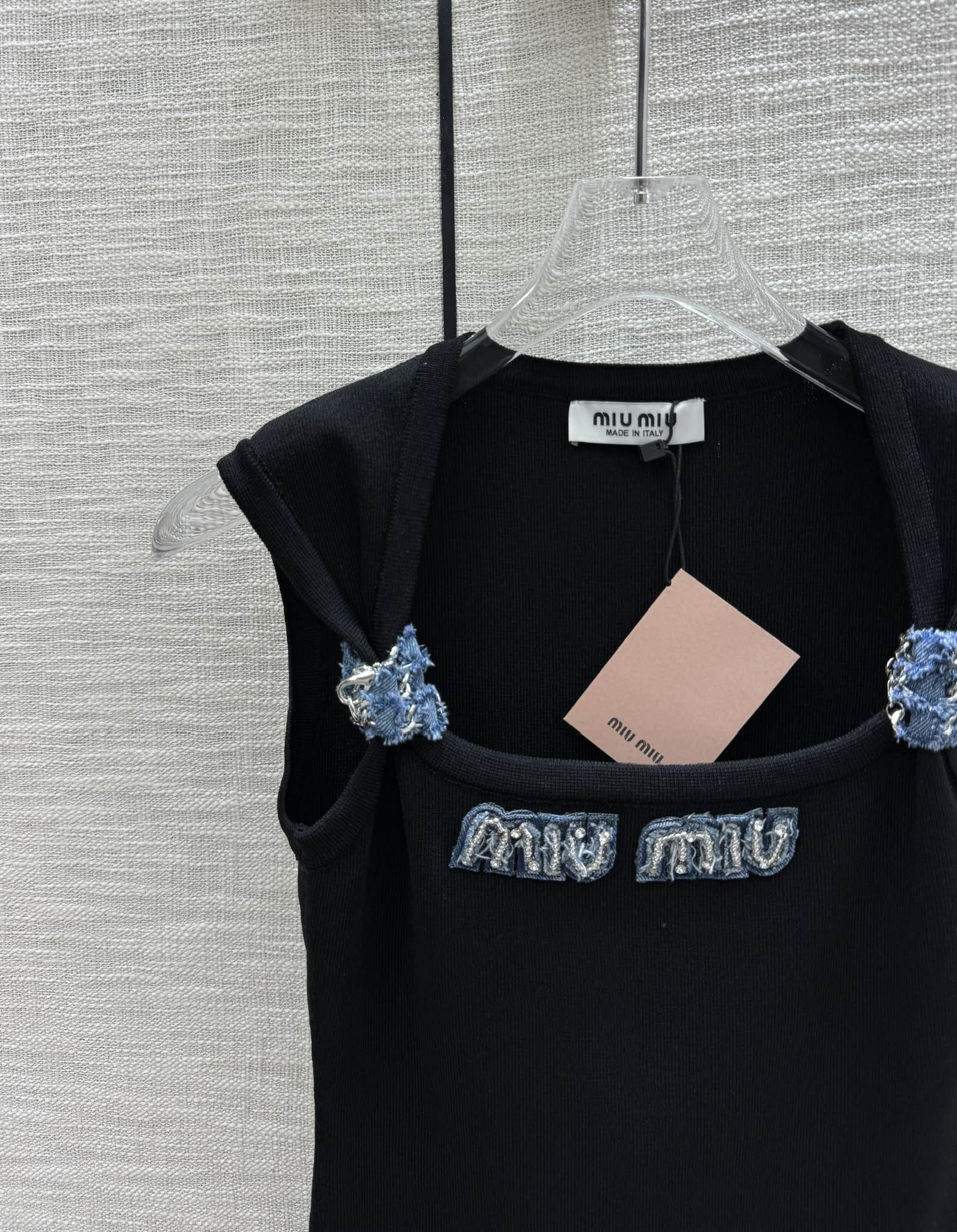 Жилет Miu Miu-2404 из плотной трикотажной ткани с объемной вышивкой бисером, черный.