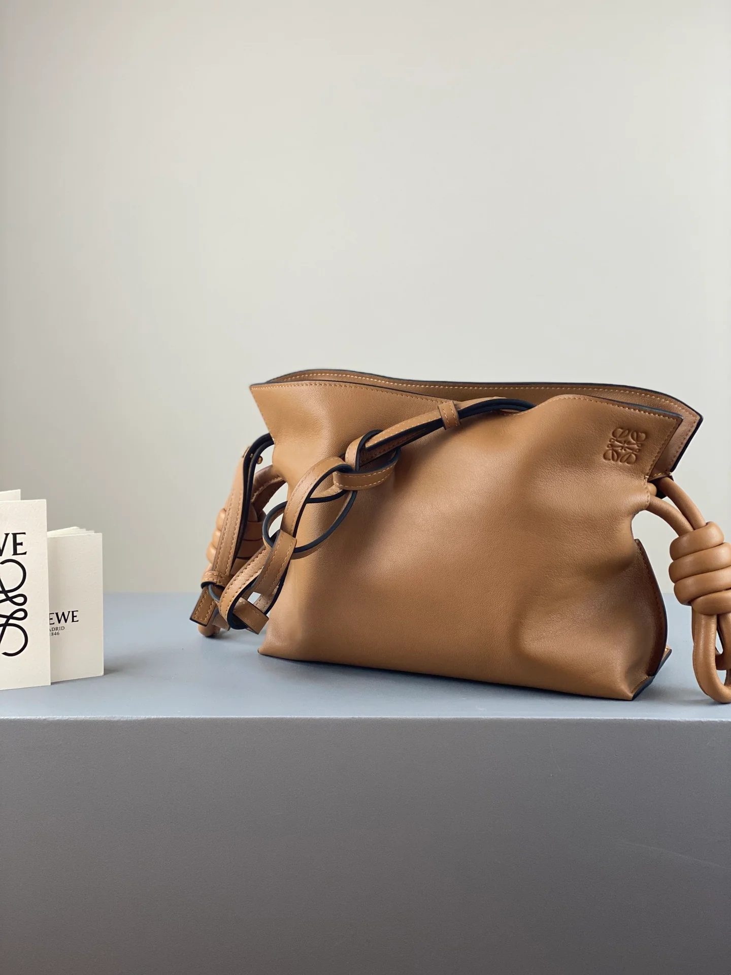 Loewe, обновленная версия 2020 года - Flamenco - Телячья кожа - Мини - Светло-коричневый
