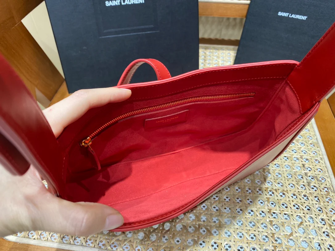 Сумка-седло YSL - красная с золотой фурнитурой.