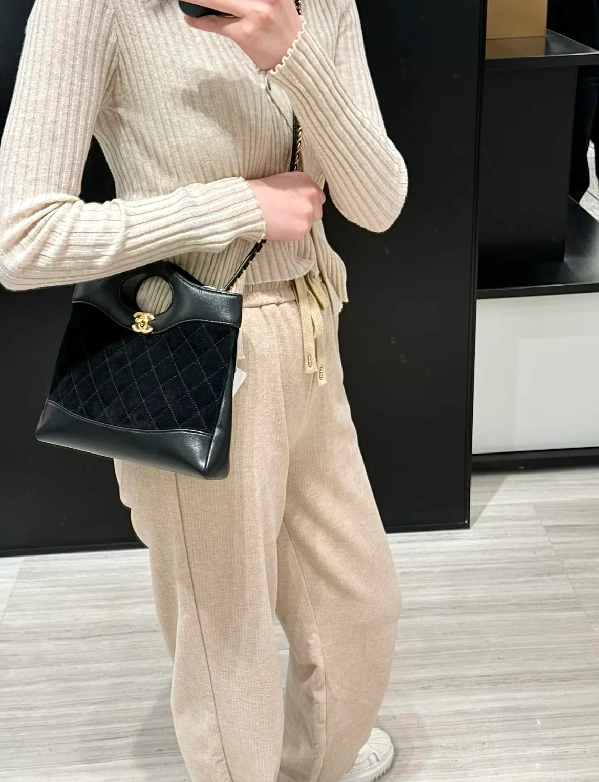 Мини-сумка Chanel 25p 31 из замши, черная