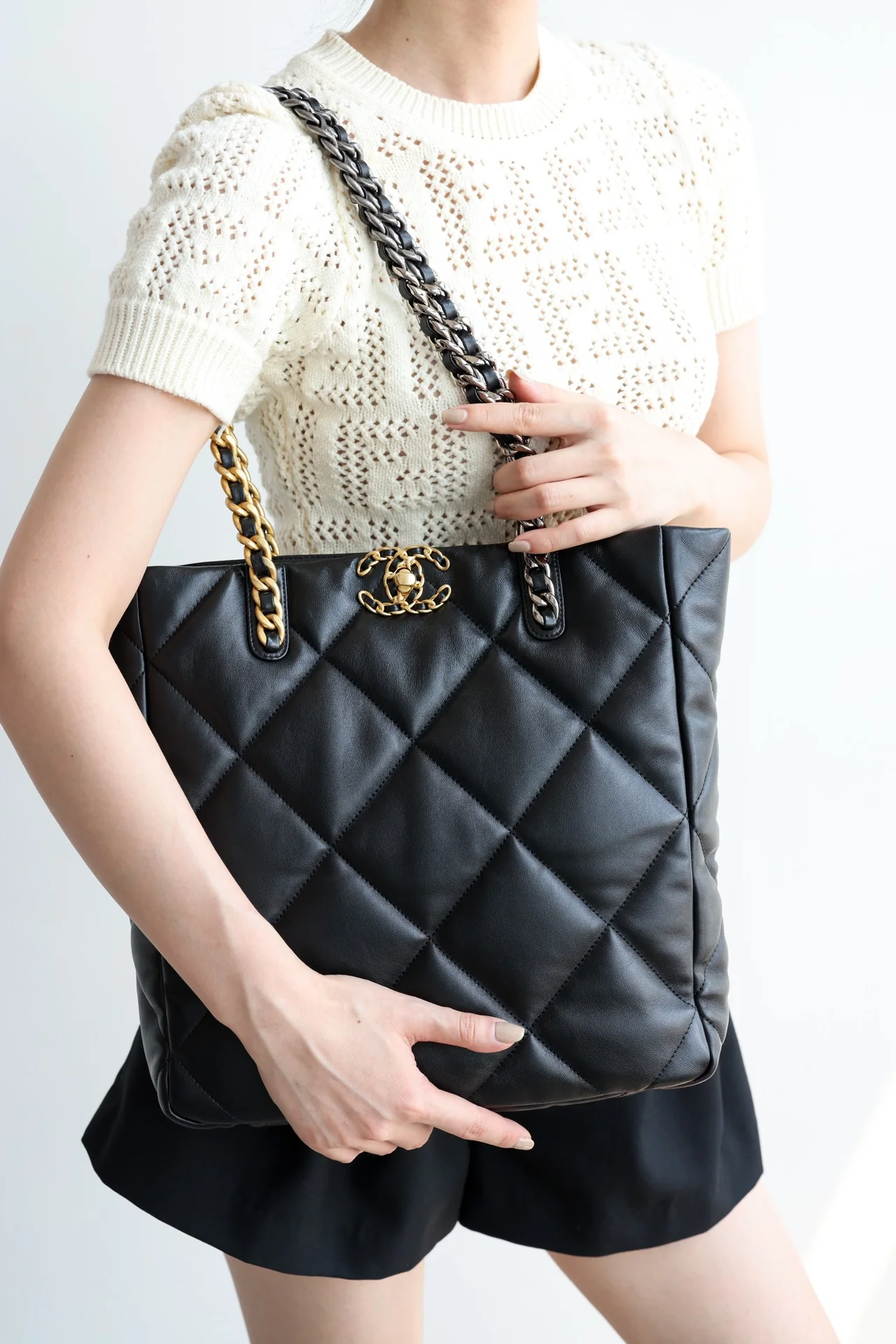 Новинка сезона осень/зима 2022 от Chanel - сумка-шоппер из 19 сумок - черно-золотая.