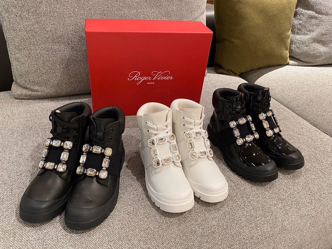 RV - Осенне-зимняя коллекция. Ботильоны на тонком шнурке с квадратной пряжкой - белые.