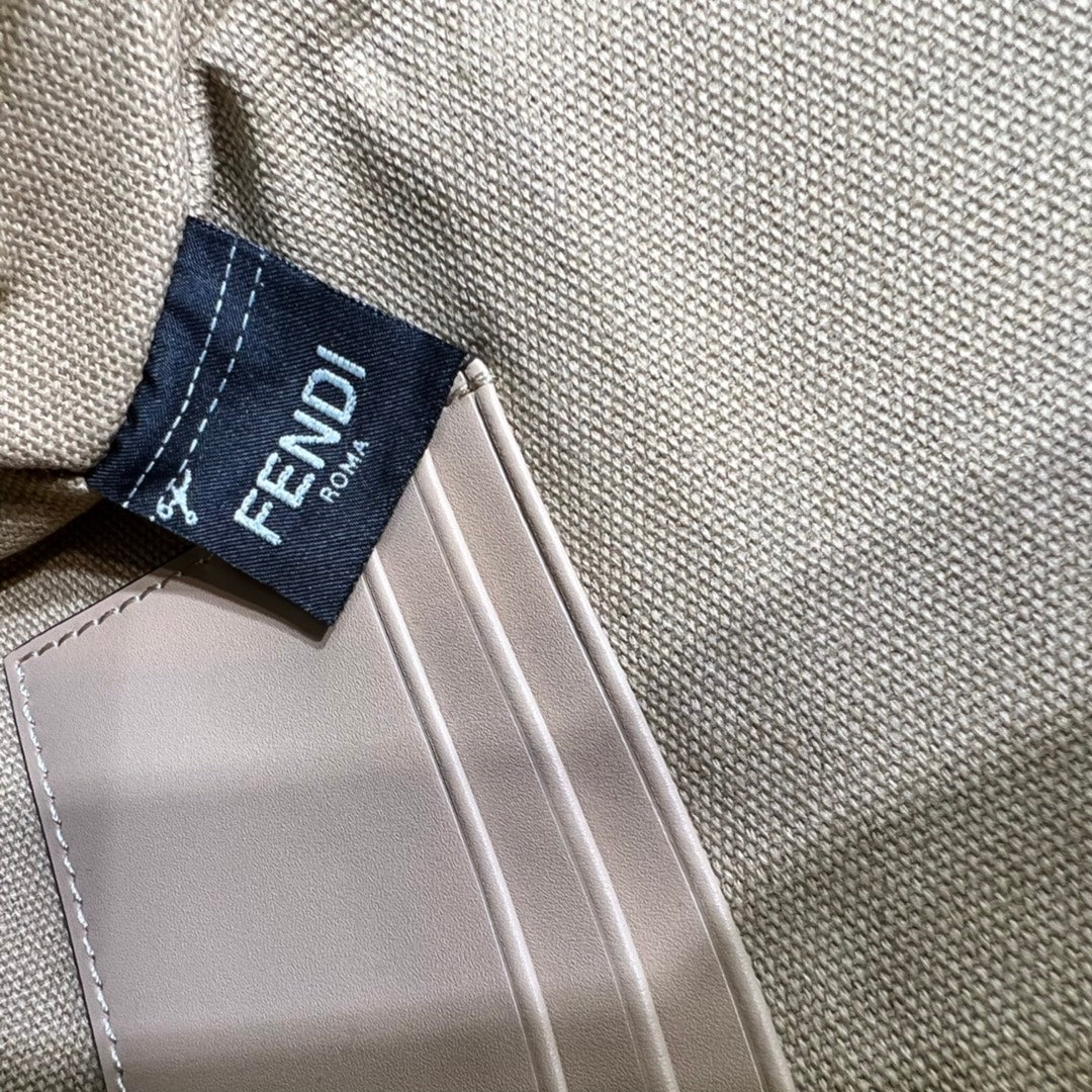 Сумка-багет Fendi Baguette — маленькая сумка-багет с радужной вышивкой.