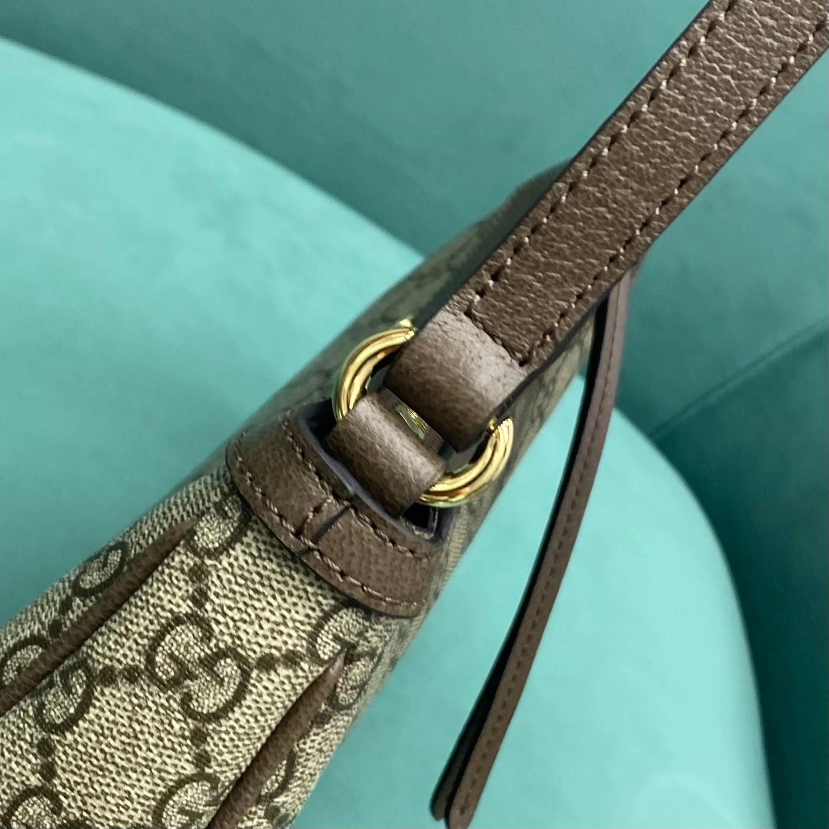 Сумка-хобо Gucci с монограммой.