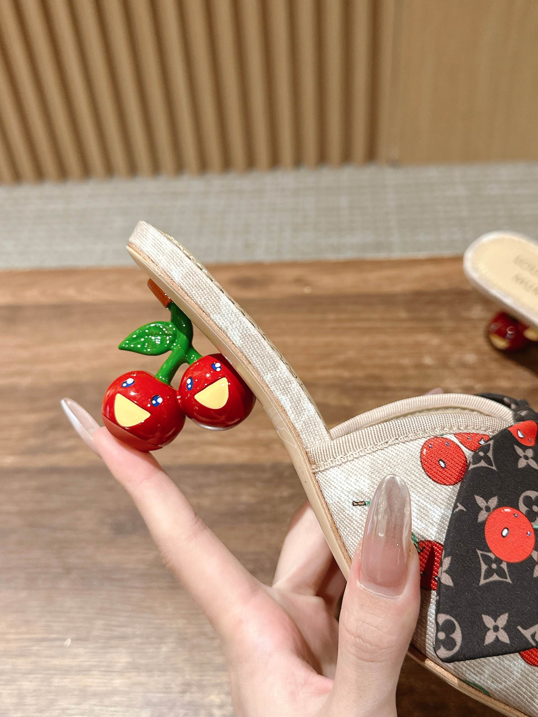 LV - Босоножки на низком каблуке с бантом и вишневым узором - Бежевые