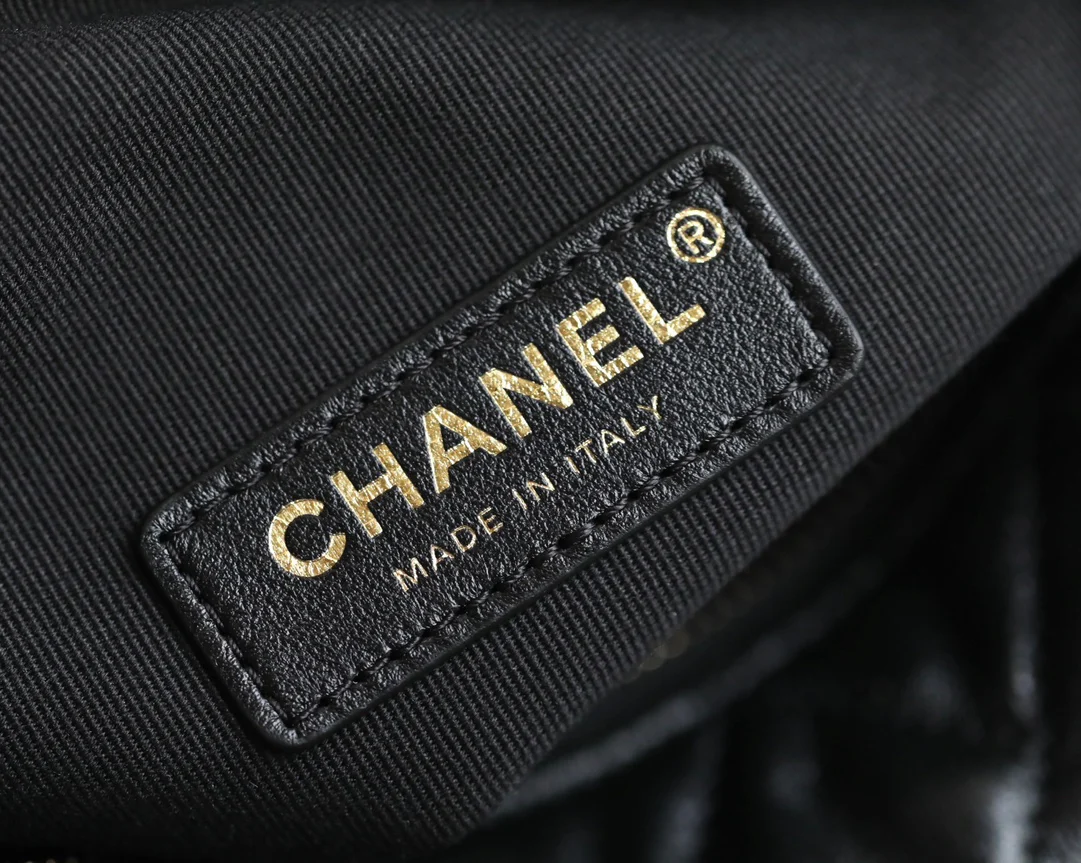 Сумка для фотоаппарата Chanel с двумя карманами из 24-каратного золота, маленькая, черная.