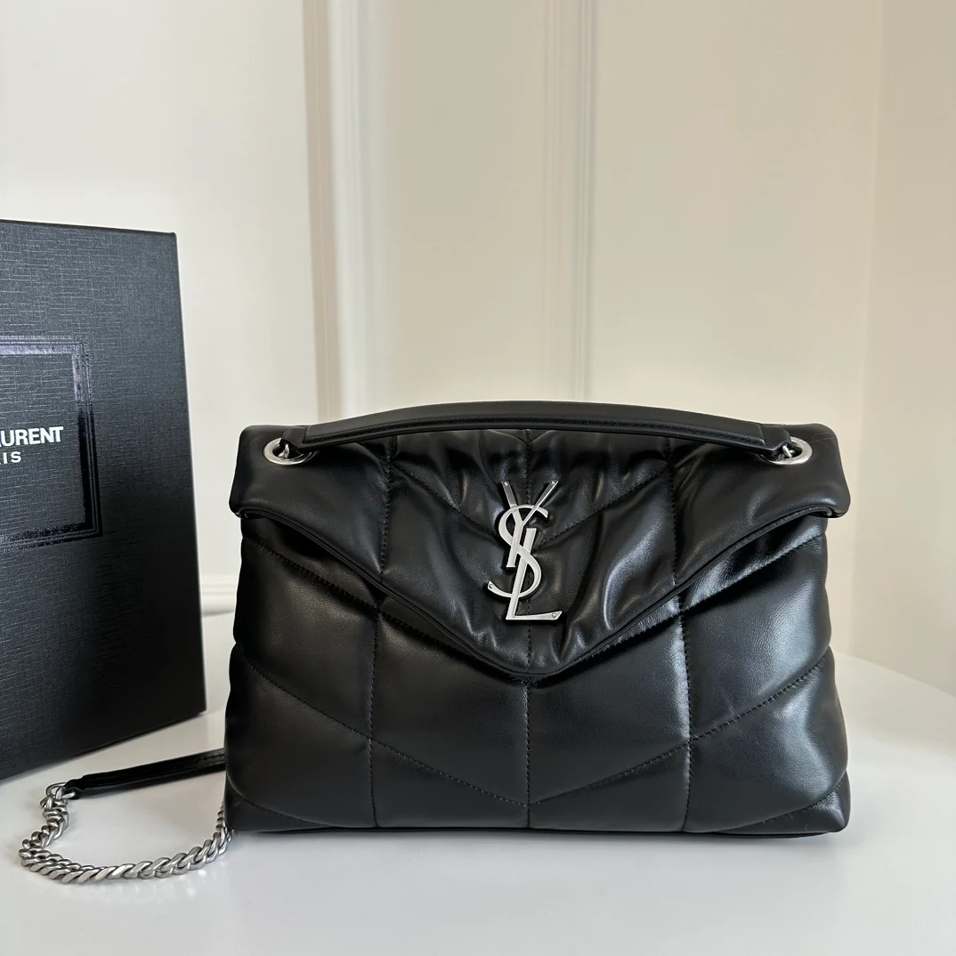 Пуховая сумка YSL Loulou Puffer 29 см из стеганой овечьей кожи цвета ?облако? — черная с серебристой фурнитурой.