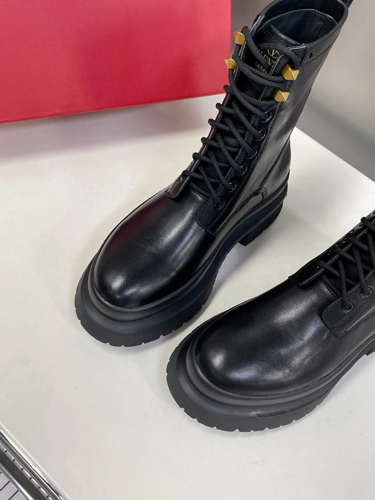 Новинка сезона осень/зима 2022 от Valentino - Ботинки Martin в британском стиле - 1