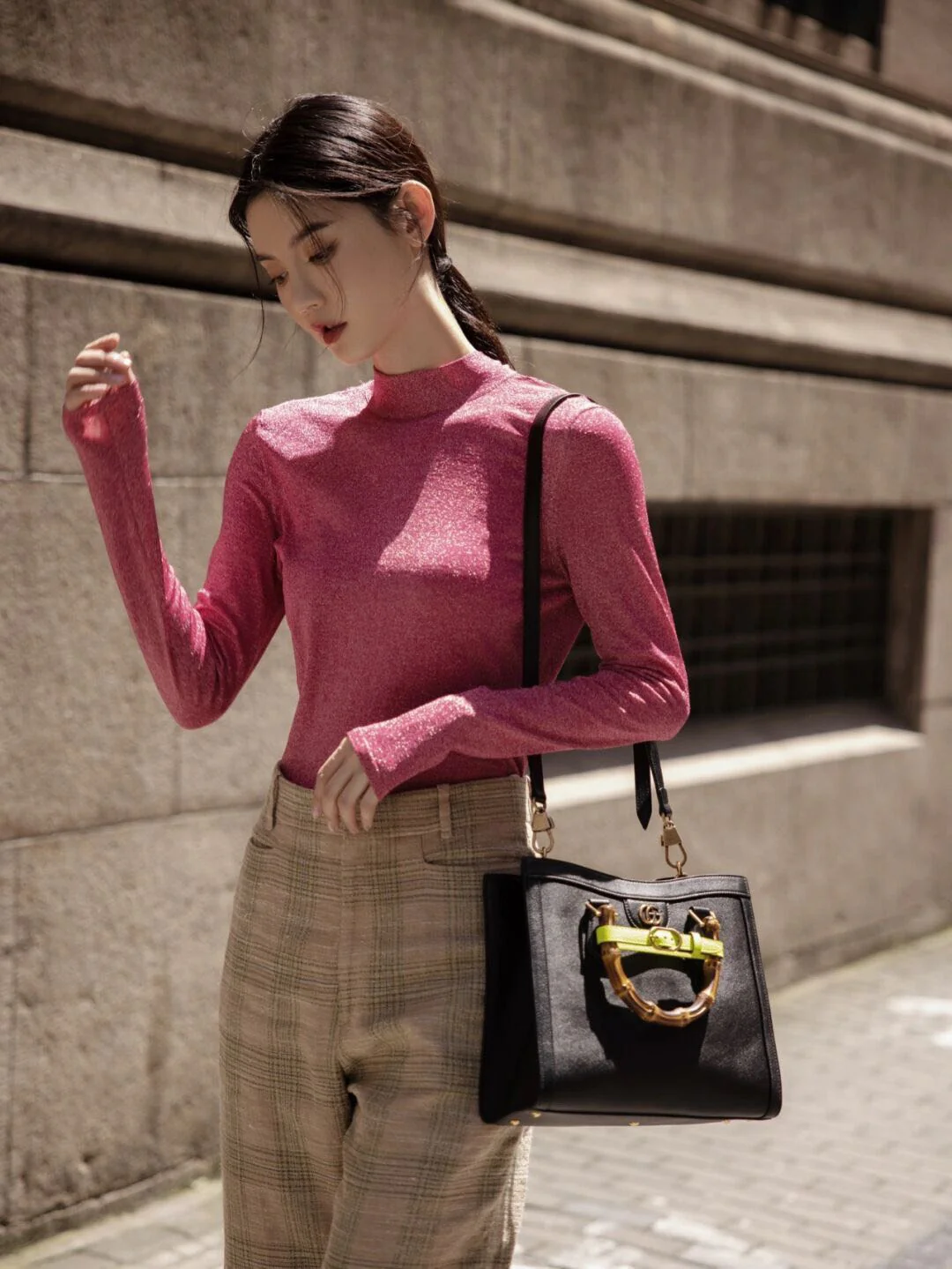 Сумка Gucci Bamboo - Фотографии в одежде - 2