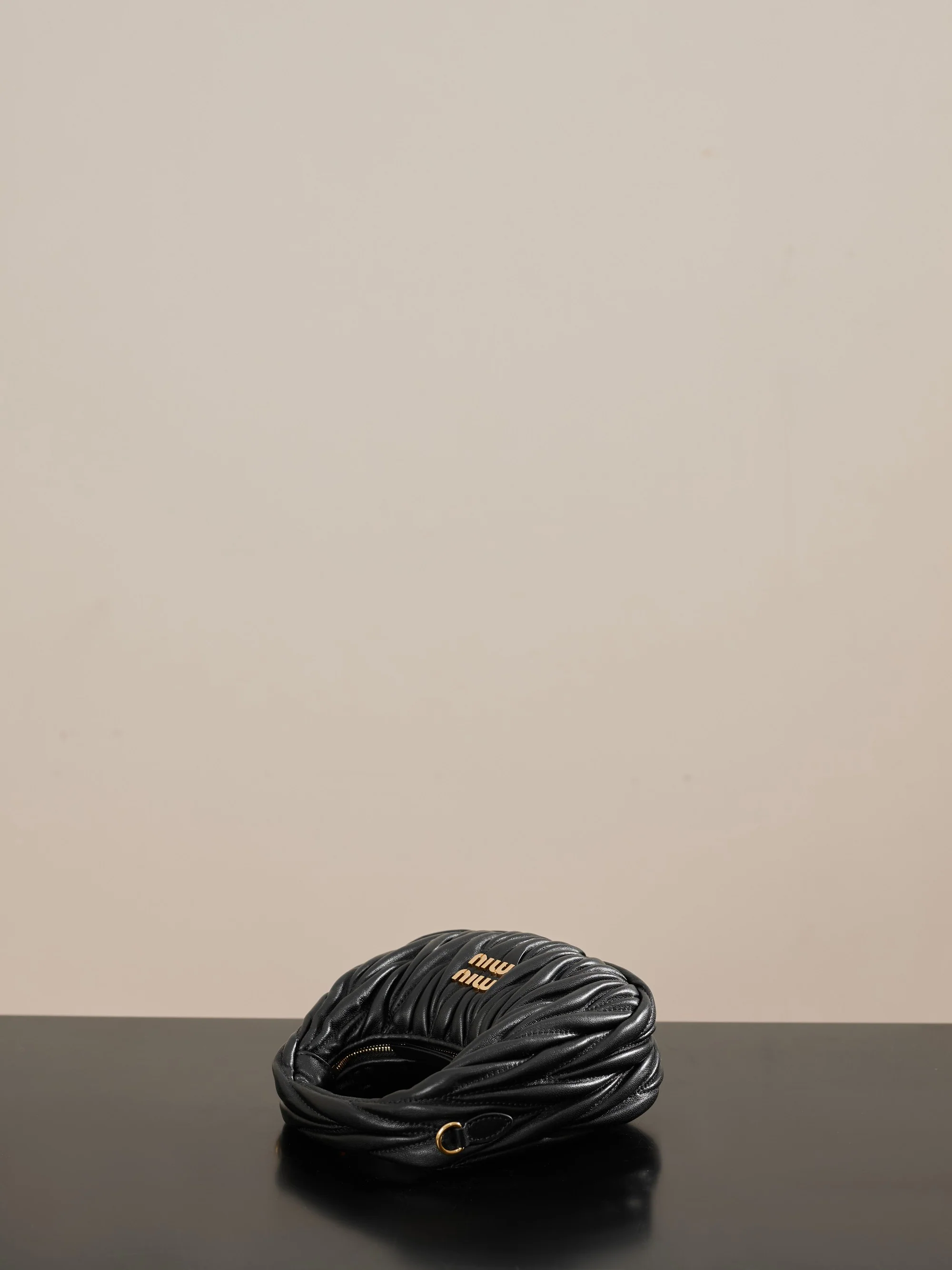 Miu Miu - Миниатюрная сумочка из овечьей кожи - Черная