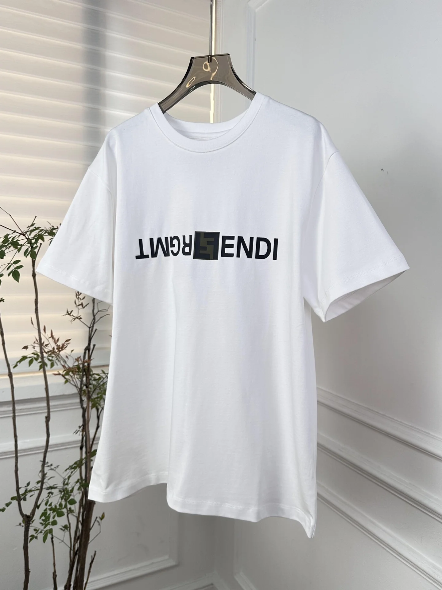 Fendi-2403-24ss Новинка ранней весны. Футболка с коротким рукавом, созданная в рамках коллаборации Fendi. Лимитированная коллаборация Fendi-X-Fujiwara x-Pokem.