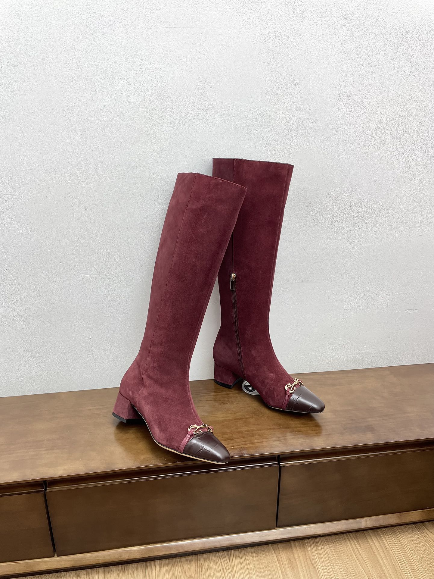 Ботинки Salvatore Ferragamo на массивном каблуке, 2024 год, бордовые.