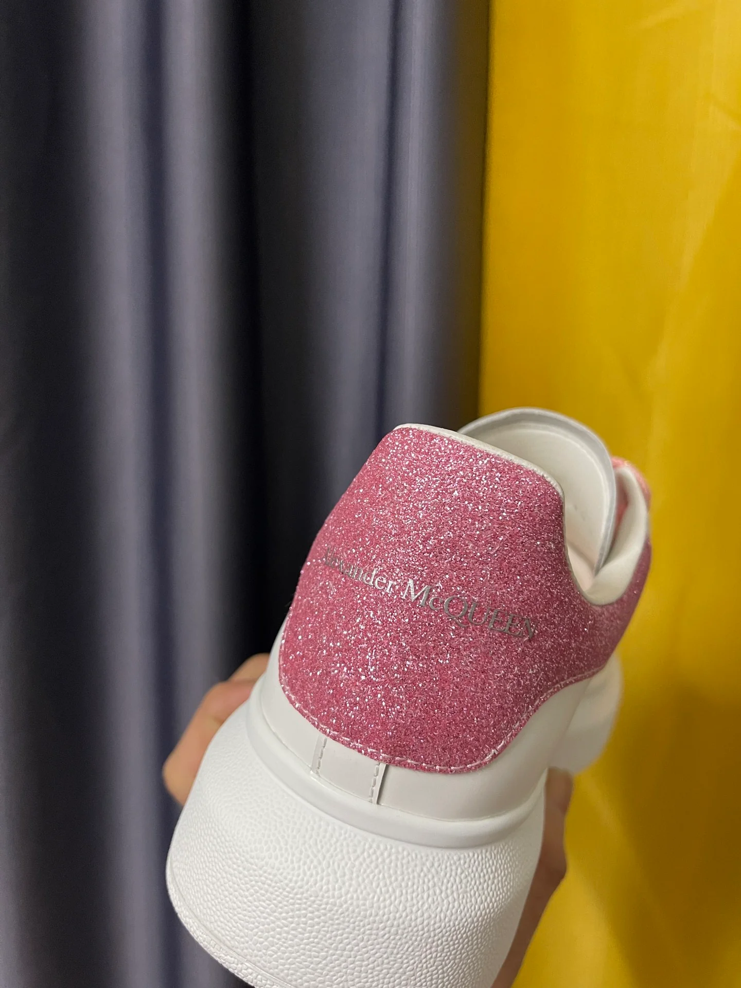 Классические белые кроссовки McQueen с розовыми блестками