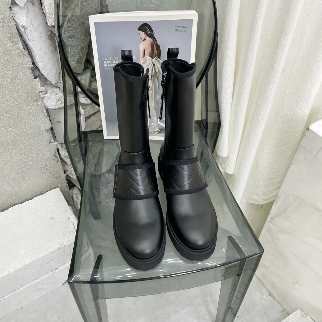Стильные высокие сапоги Fendi