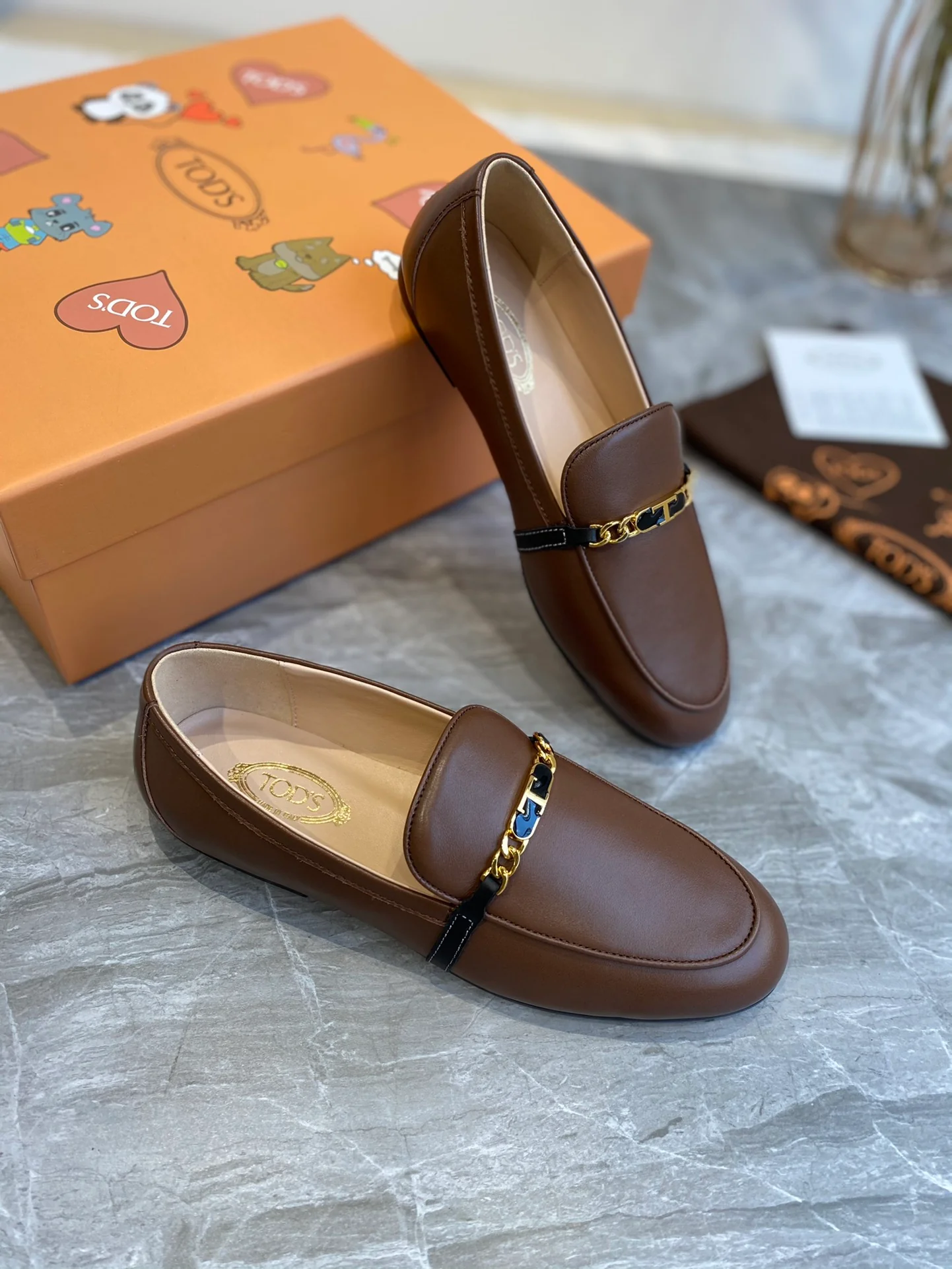 Tods - Сдержанные лоферы с тонкой цепочкой - 3