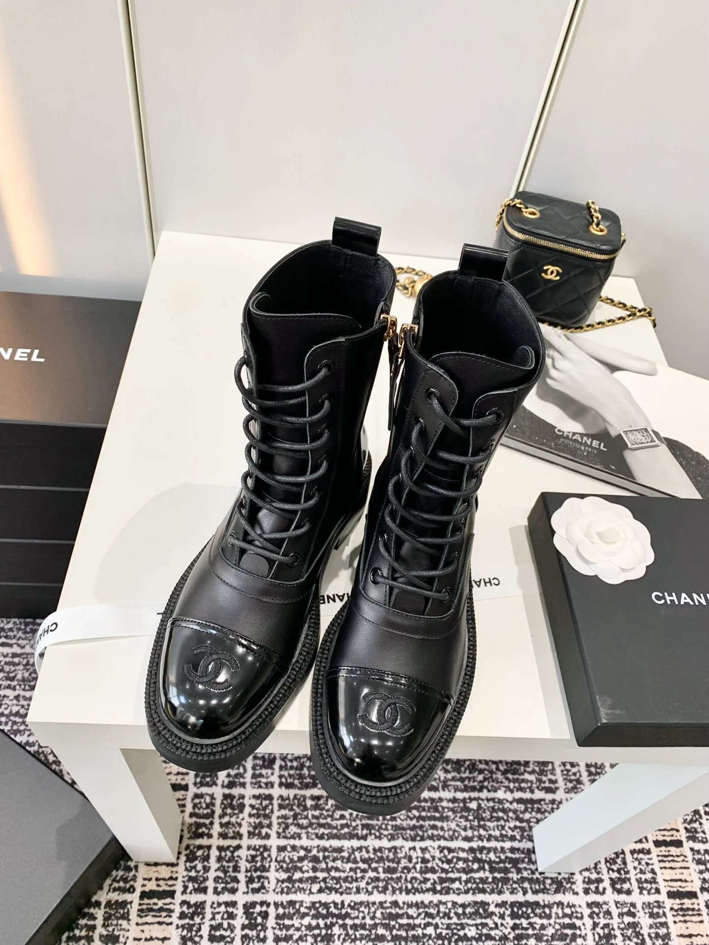 Chanel - Сапоги для верховой езды на шнуровке - Черные