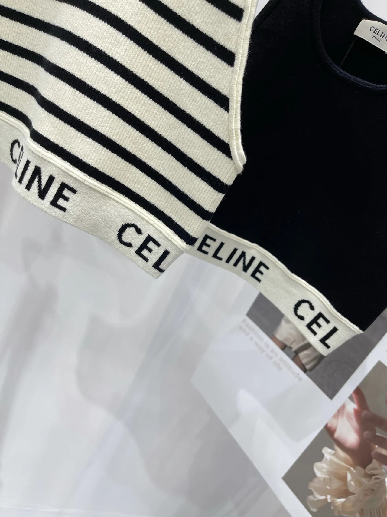 Celine-2403 Короткий жилет с вырезом на спине, бежевыми полосками, черной и белой отделкой.