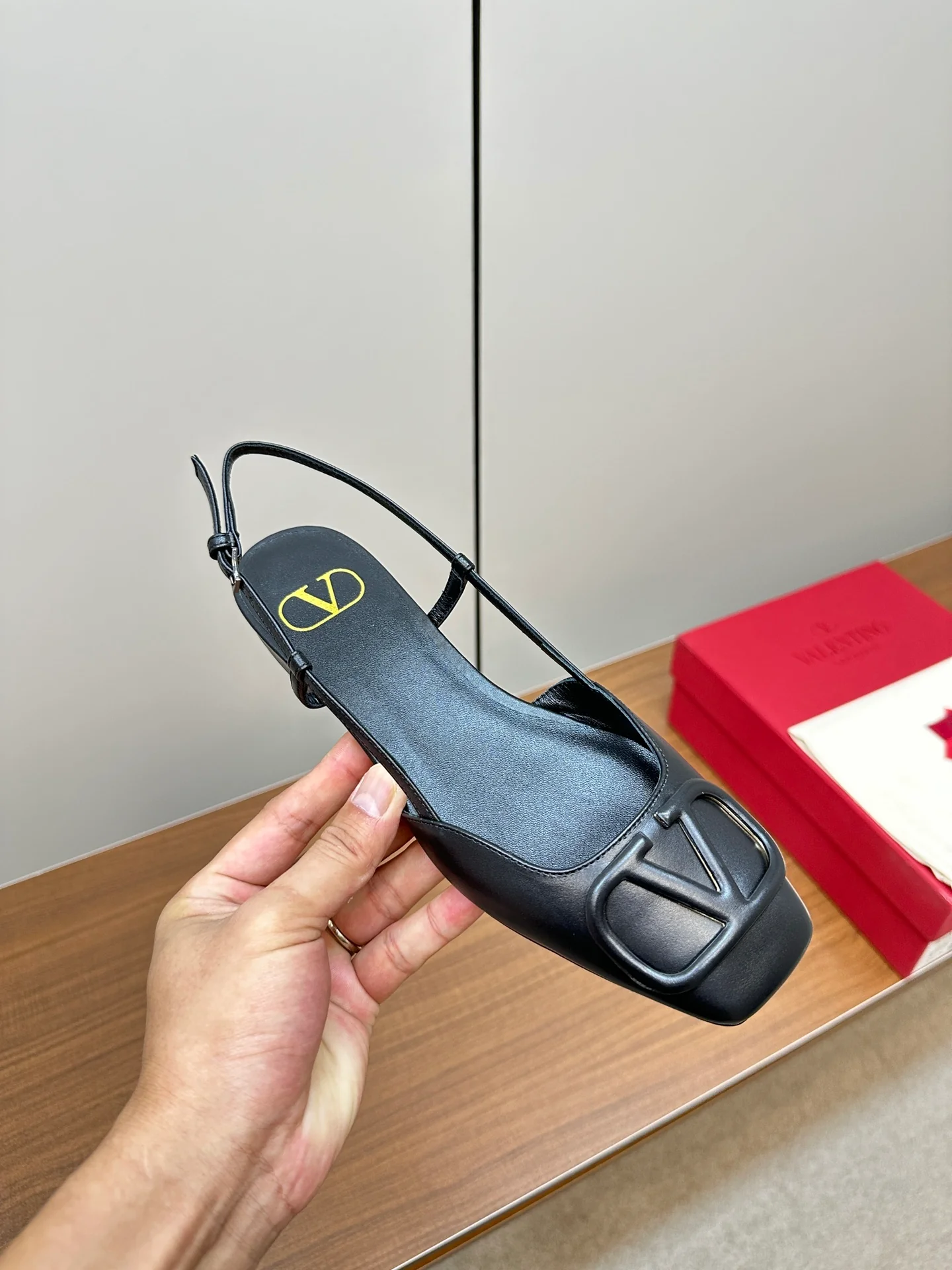 Новинка сезона весна/лето 2023 от Valentino - Большие сандалии-балетки с V-образным вырезом - Черная овечья кожа