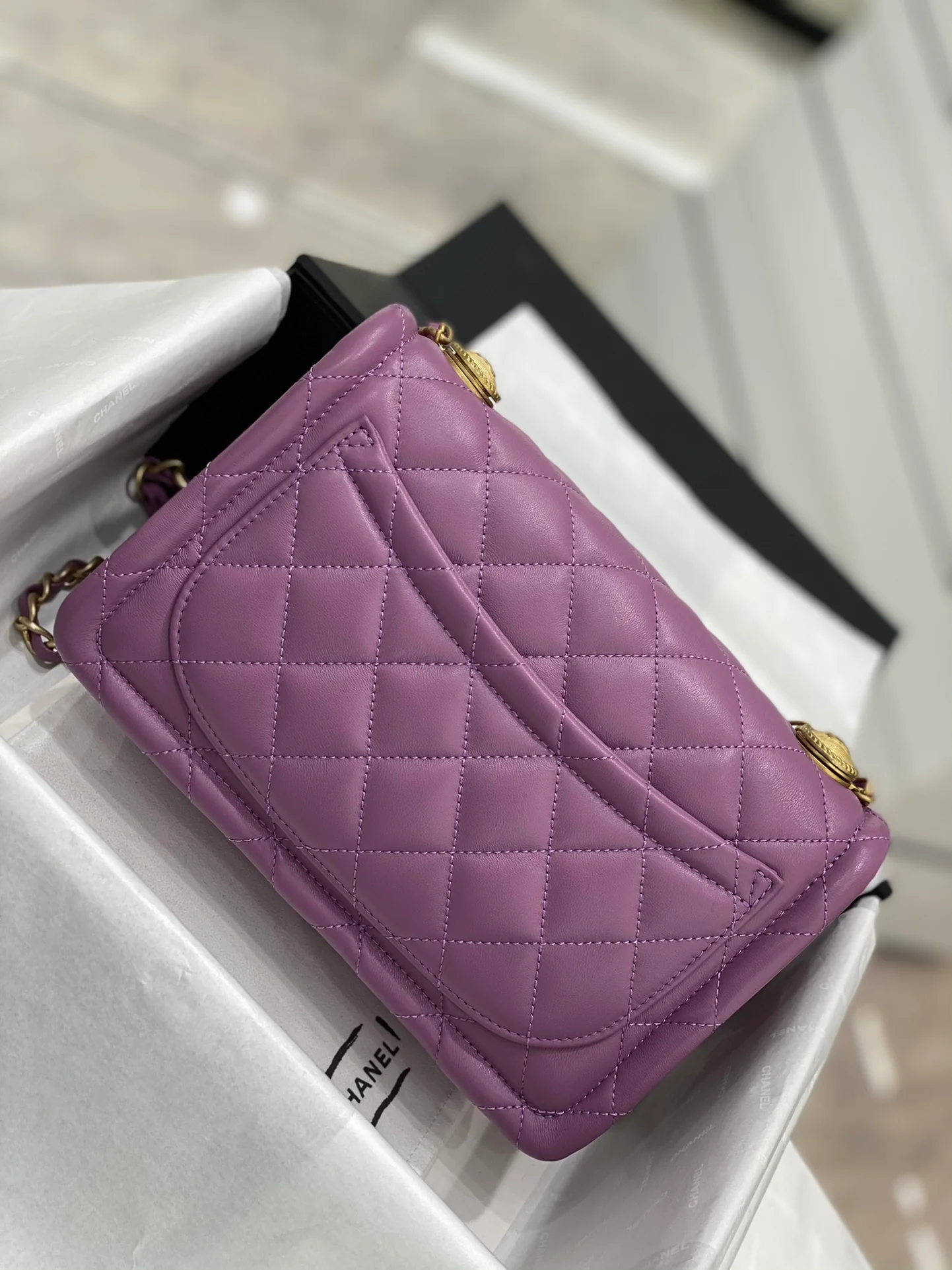 Классическая коллекция Chanel CF - Новинка сезона осень/зима 2020 - Кожа ягненка с золотой пряжкой - Фиолетовый