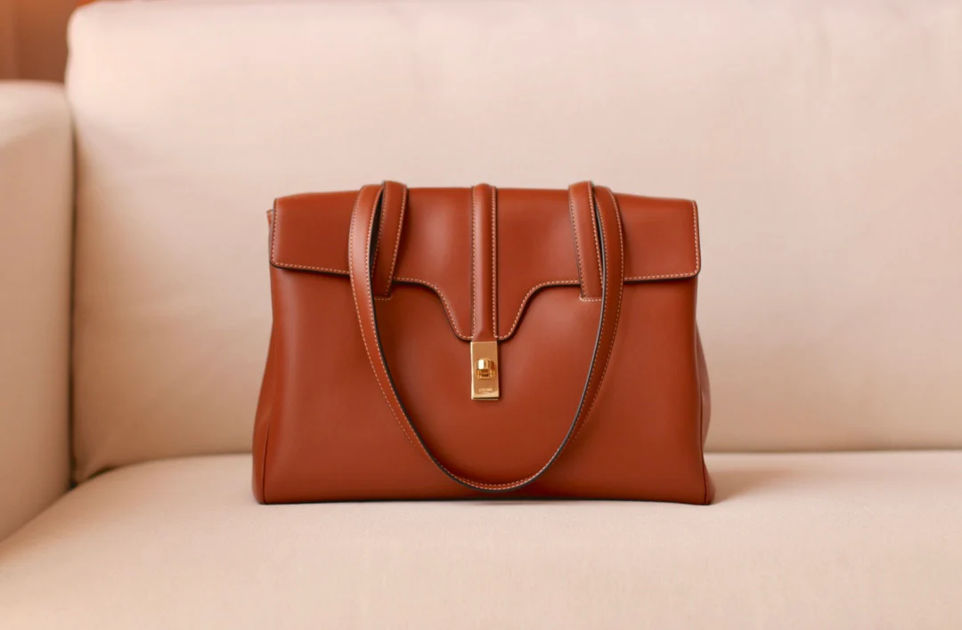 Сумка Celine Soft 16 Medium из гладкой коровьей кожи - коричневая