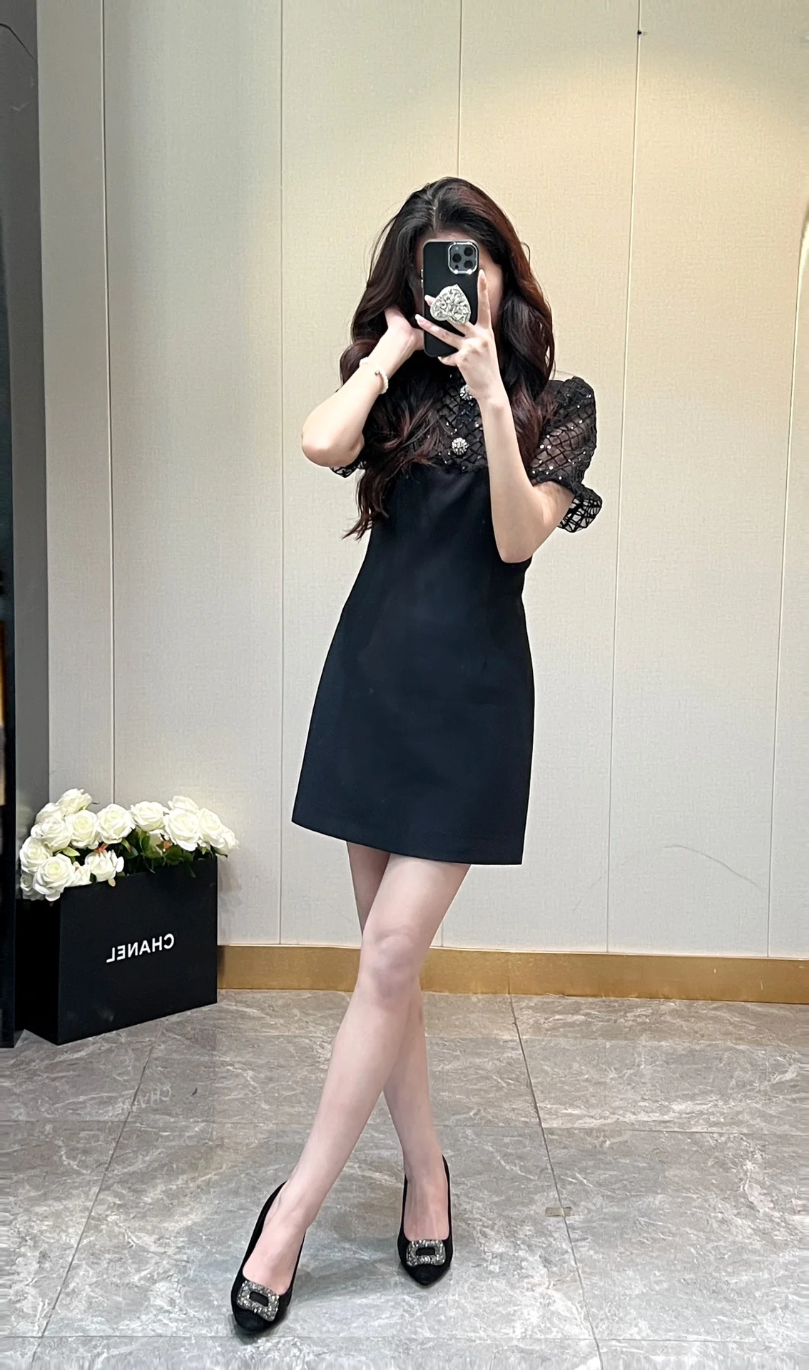 Новинка сезона весна/лето 2024 от Miu Miu - комбинезон А-силуэта с короткими рукавами, украшенный стразами и пайетками на груди.