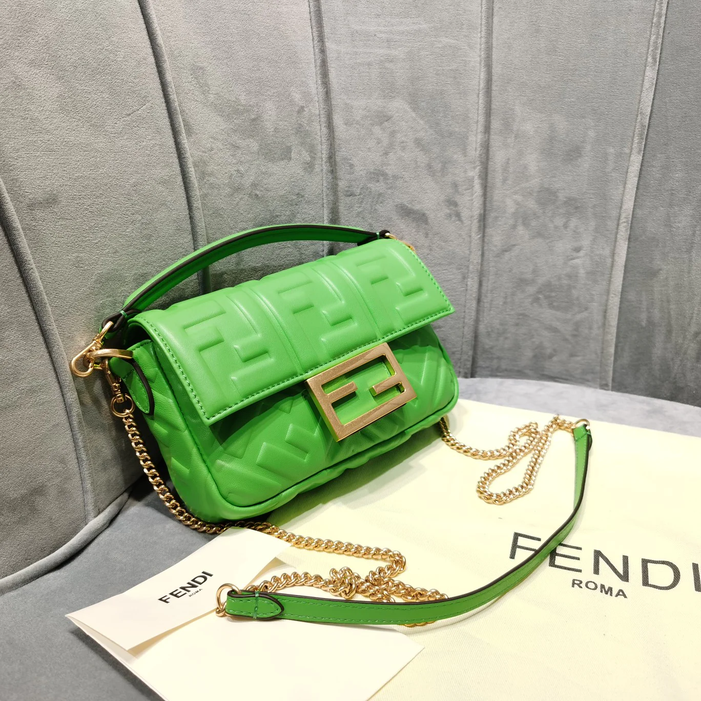Маленькая зеленая кожаная сумка Fendi Baguette