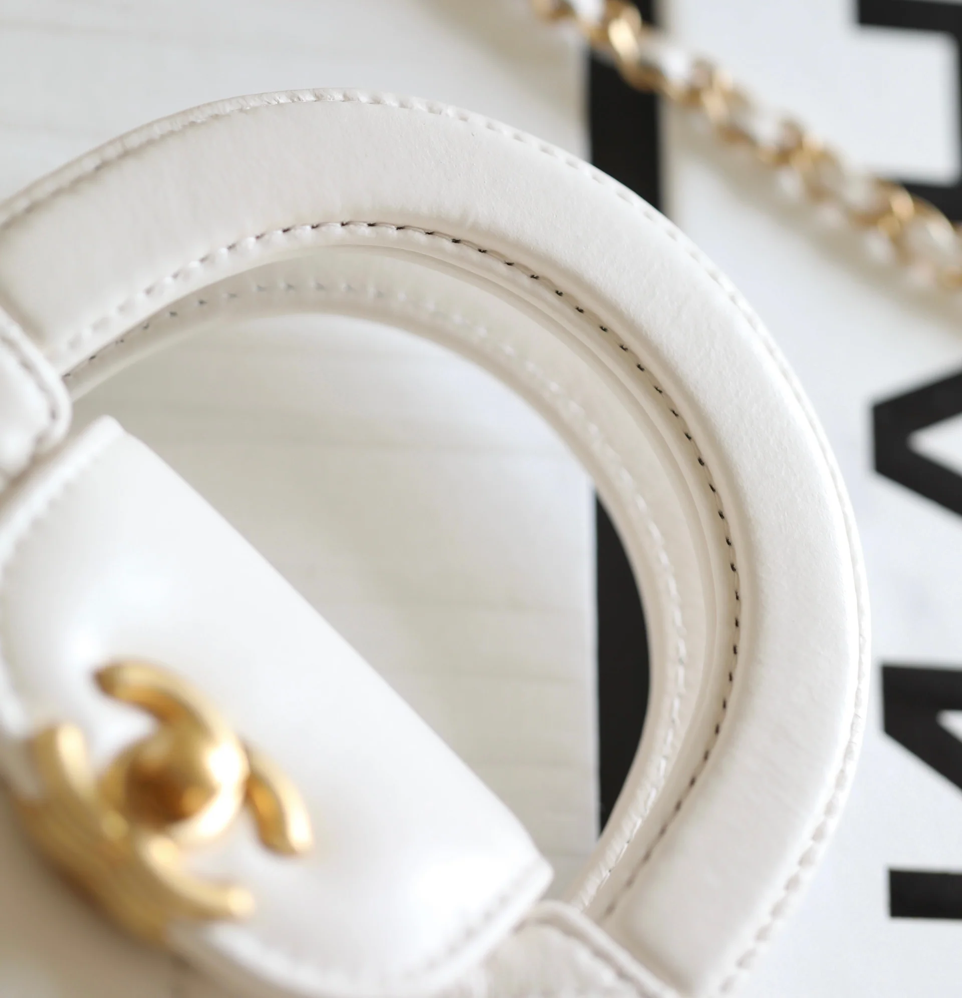 Миниатюрная сумочка Chanel Kelly на цепочке, белая.