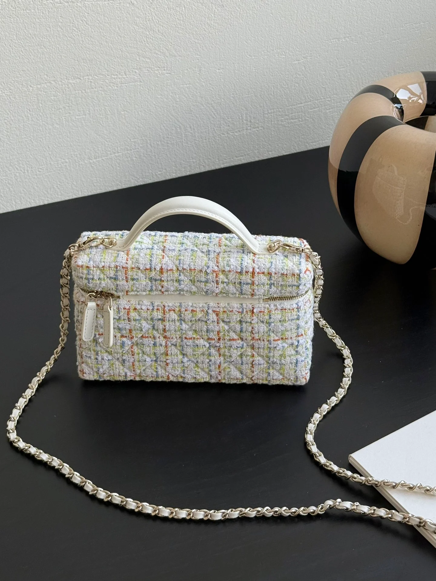 Бланш-сумка Chanel-LP из твида, белая.