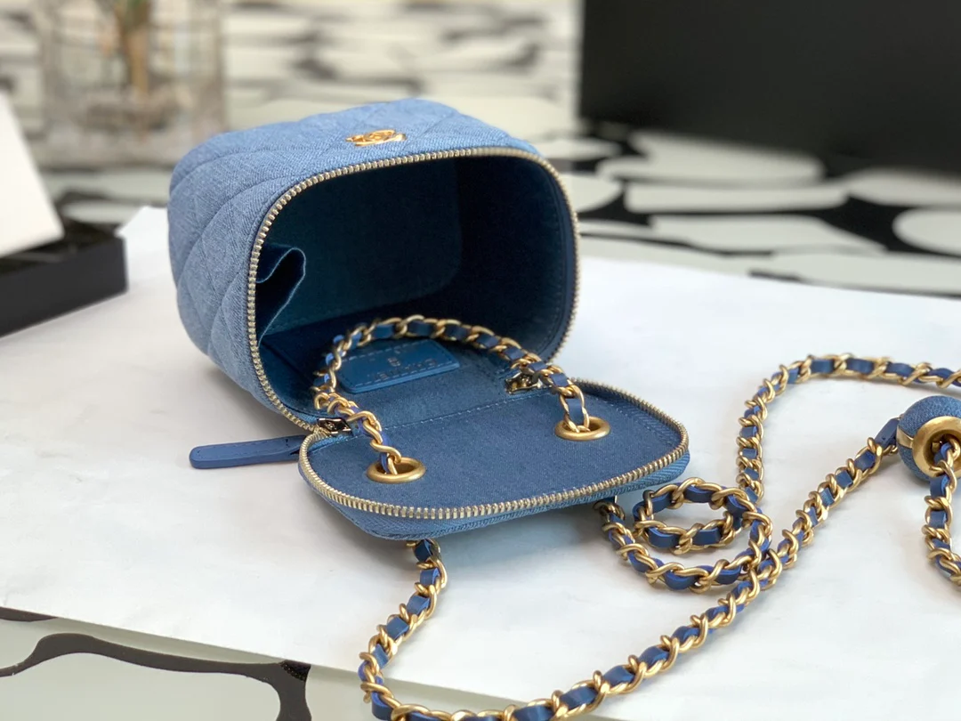 Маленькая квадратная коробочка Chanel Denim Gold Ball, светло-голубая.