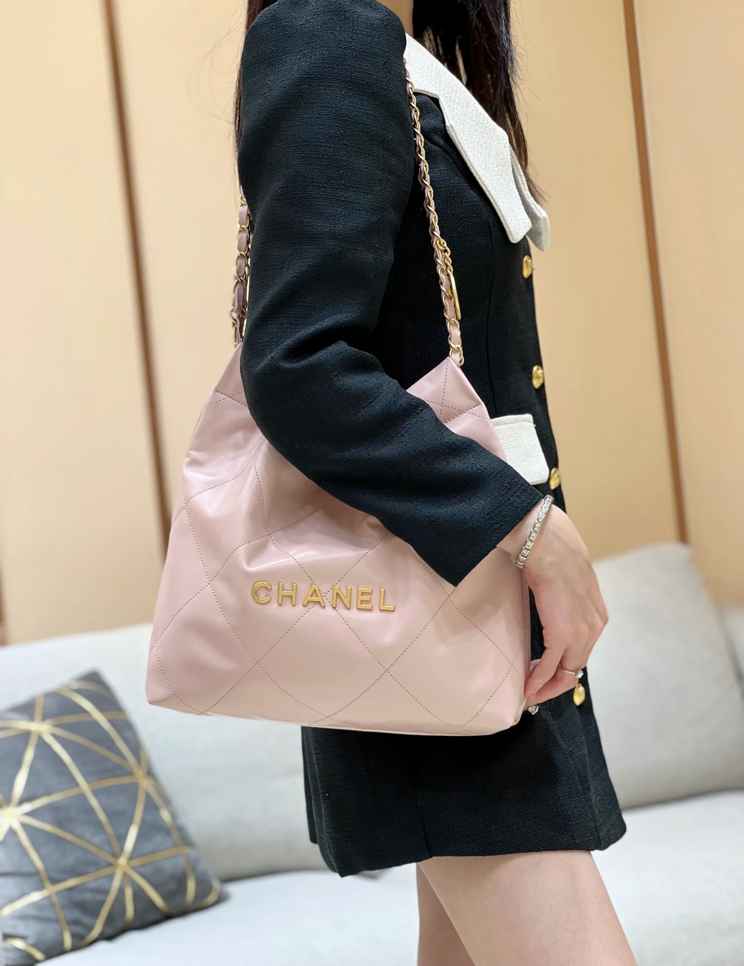 Новинка сезона весна/лето 2023 от Chanel - сумка 22bag - маленькая - светло-розовая - на фото.