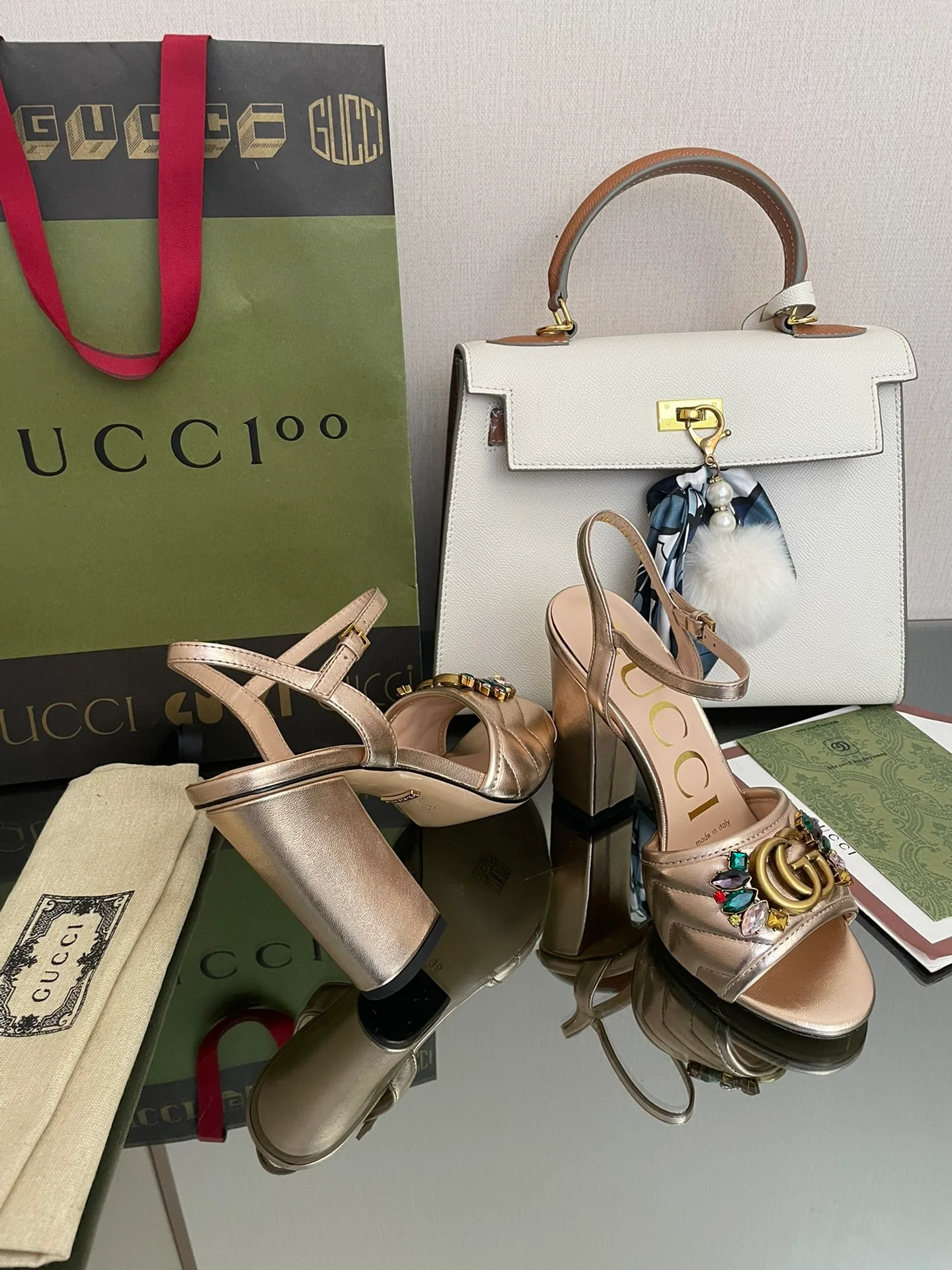 Босоножки Gucci 2022 на высоком каблуке, украшенные стразами.