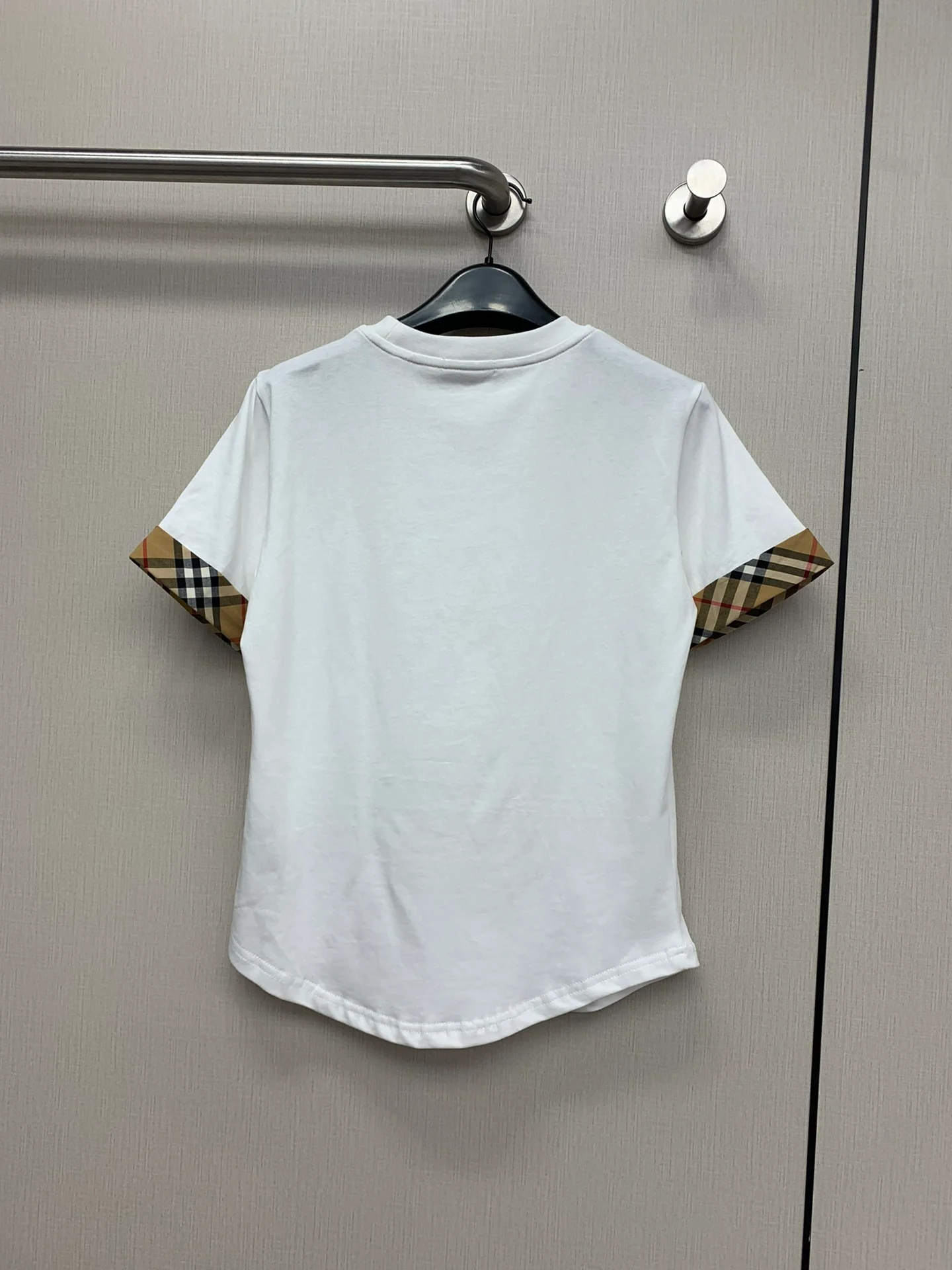 Футболка Burberry 2403-24 ?Ранняя весна? в классическую клетку с вышитой лошадью — белая.