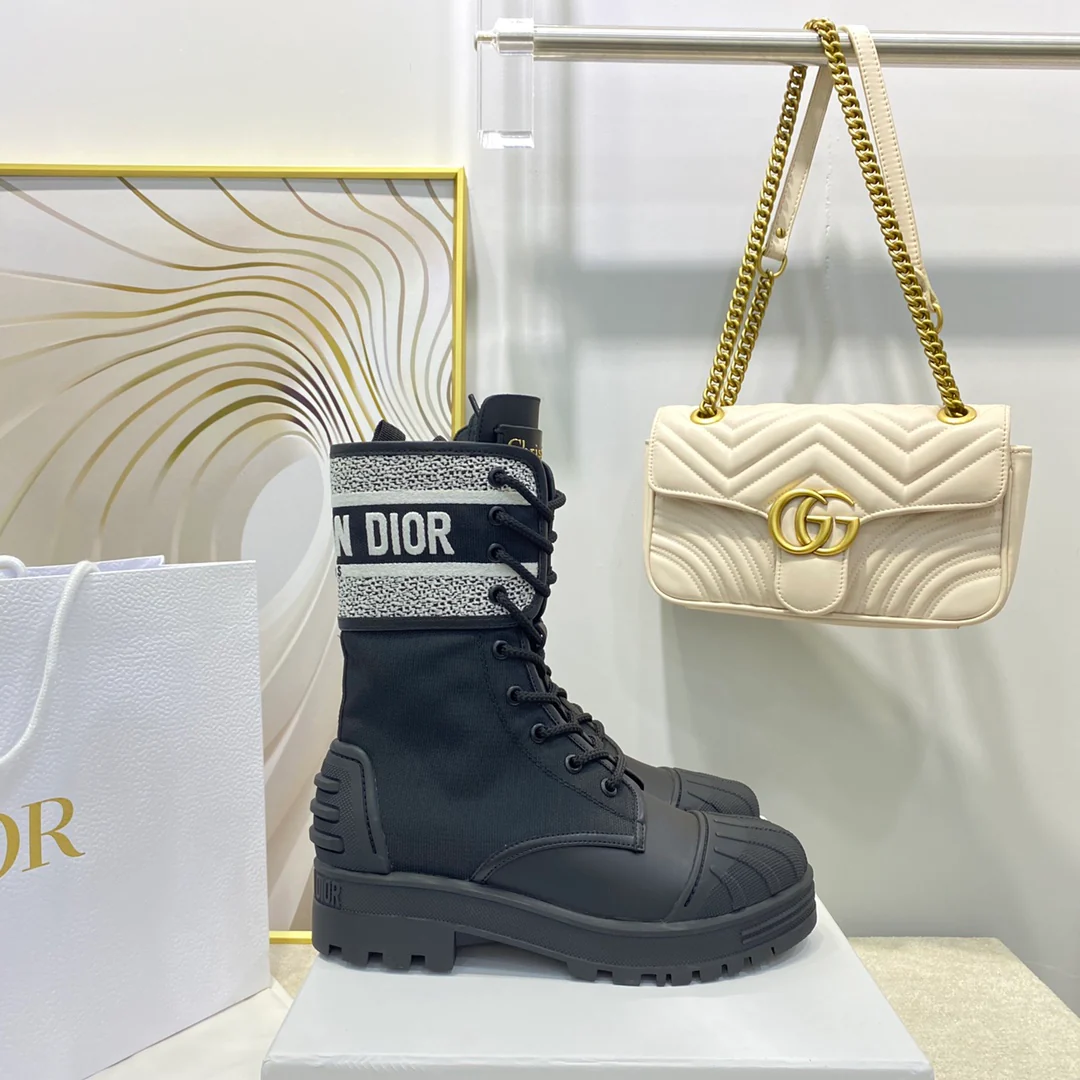 Высокие сапоги с нашивками и логотипом Dior.