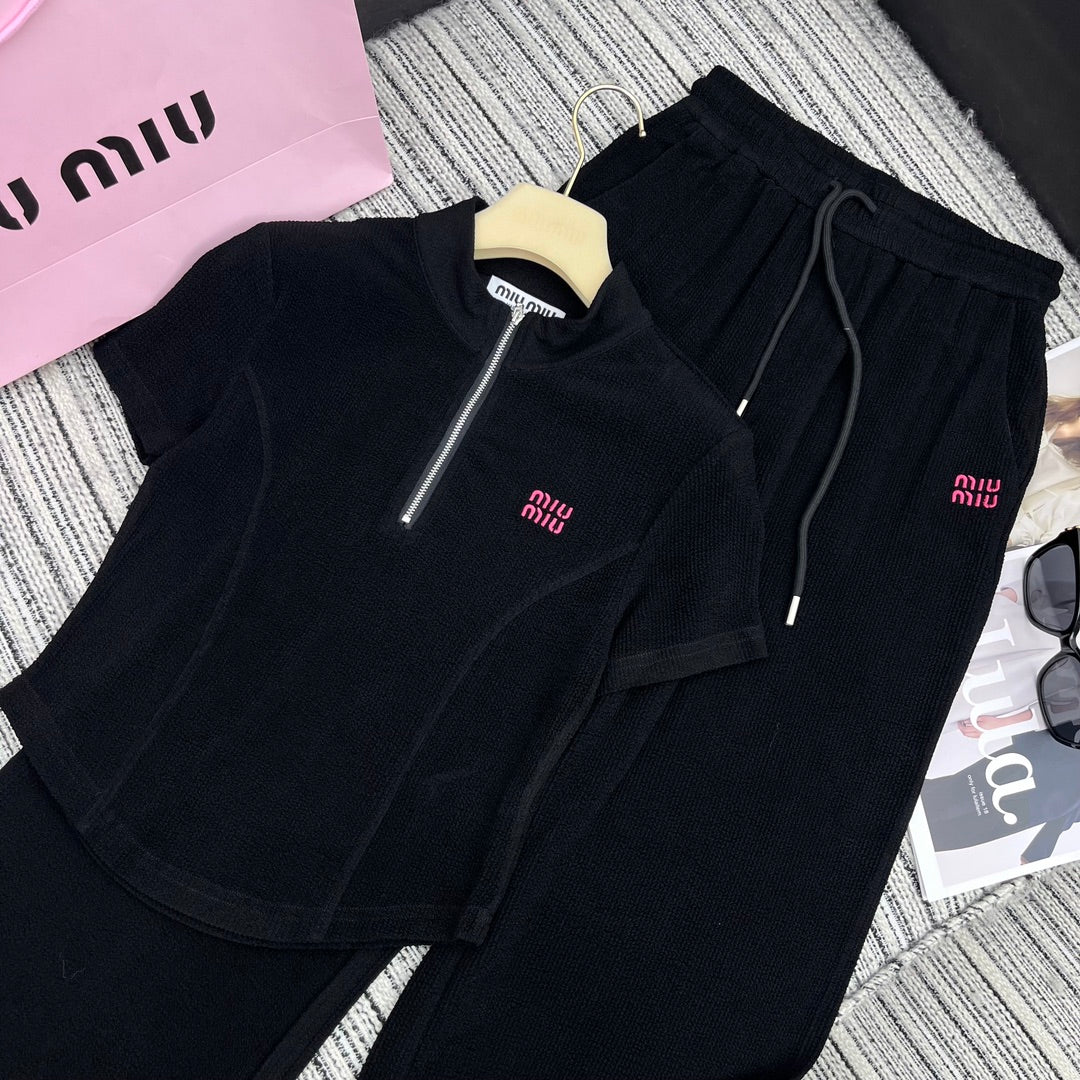 Miu Miu - 2404 - Коллекция весна/лето 2024 - Новый костюм Miu с воротником-стойкой, подплечниками и приталенным силуэтом - Черный