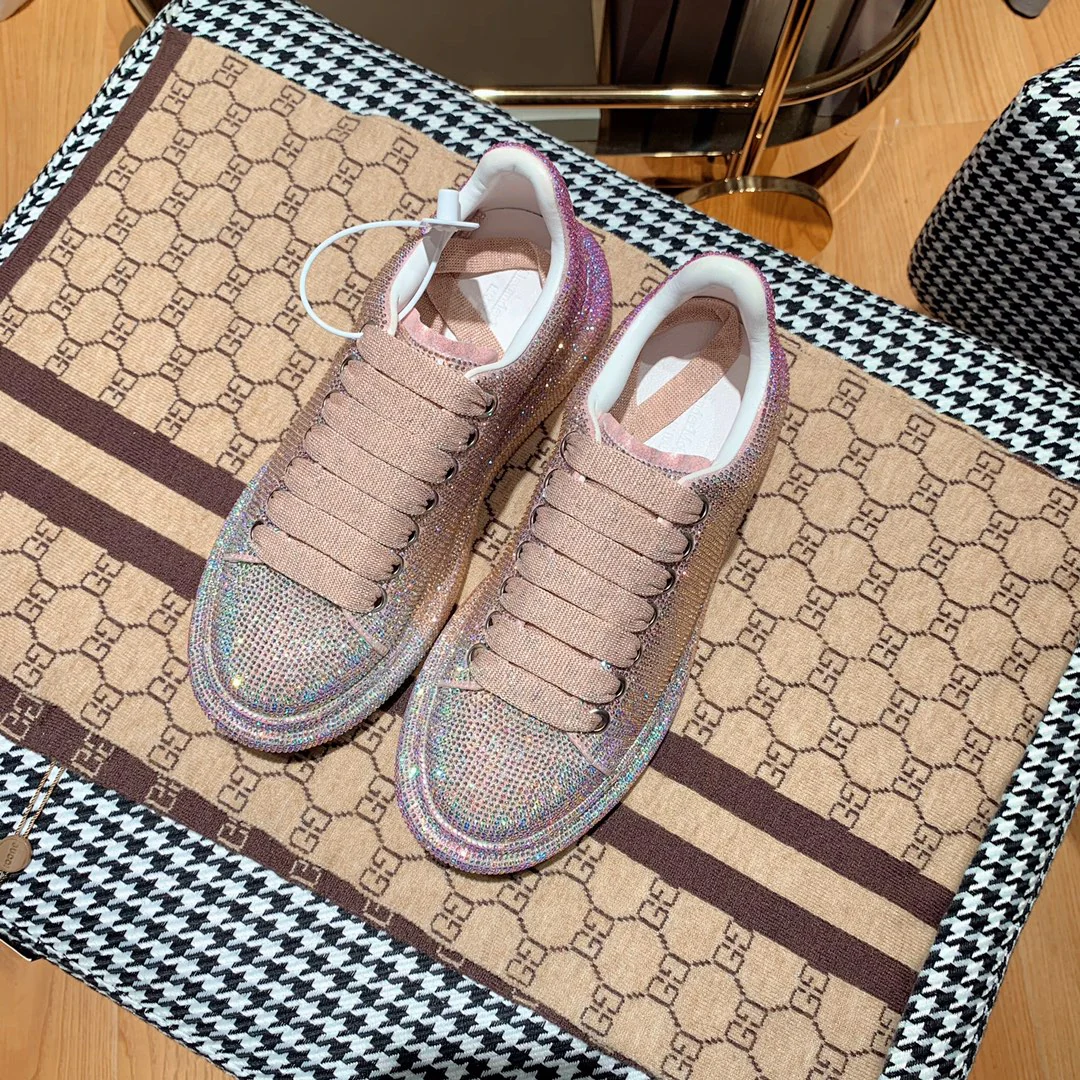 Классические белые кроссовки McQueen - розовые с отделкой из страз.