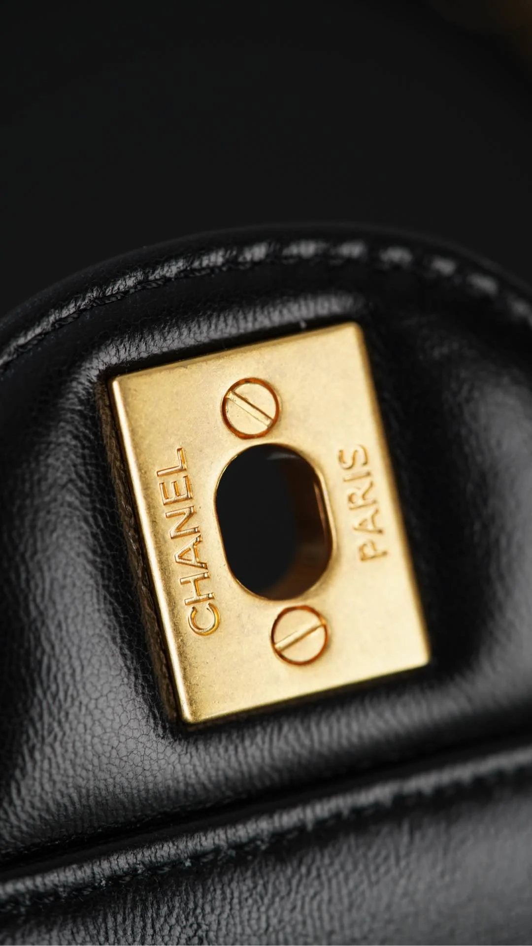 Chanel 25p - Сумка с горизонтальной ручкой и клапаном - Черно-золотая