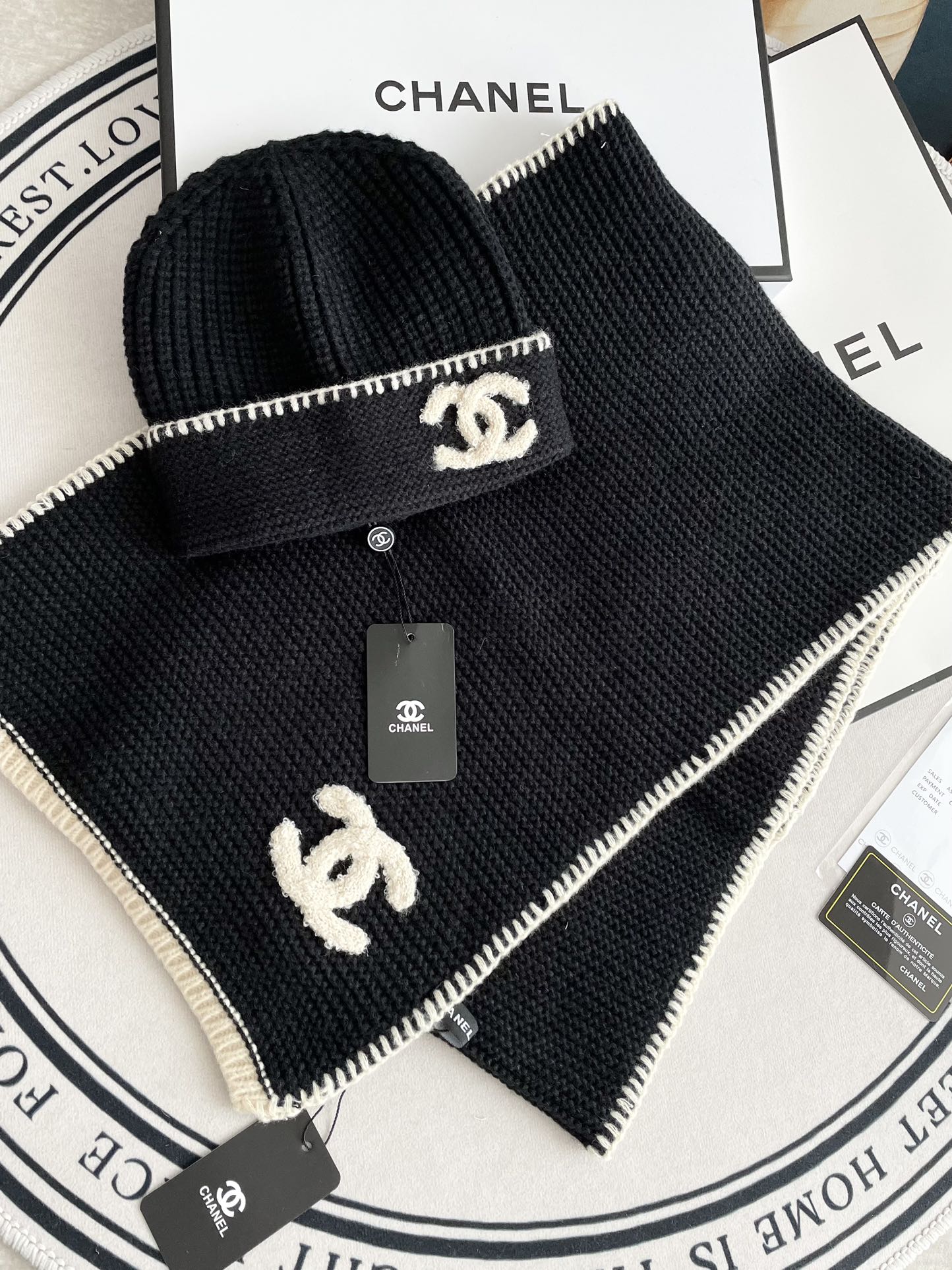 Chanel - Комплект из двух предметов: шляпа и шарф контрастного цвета.