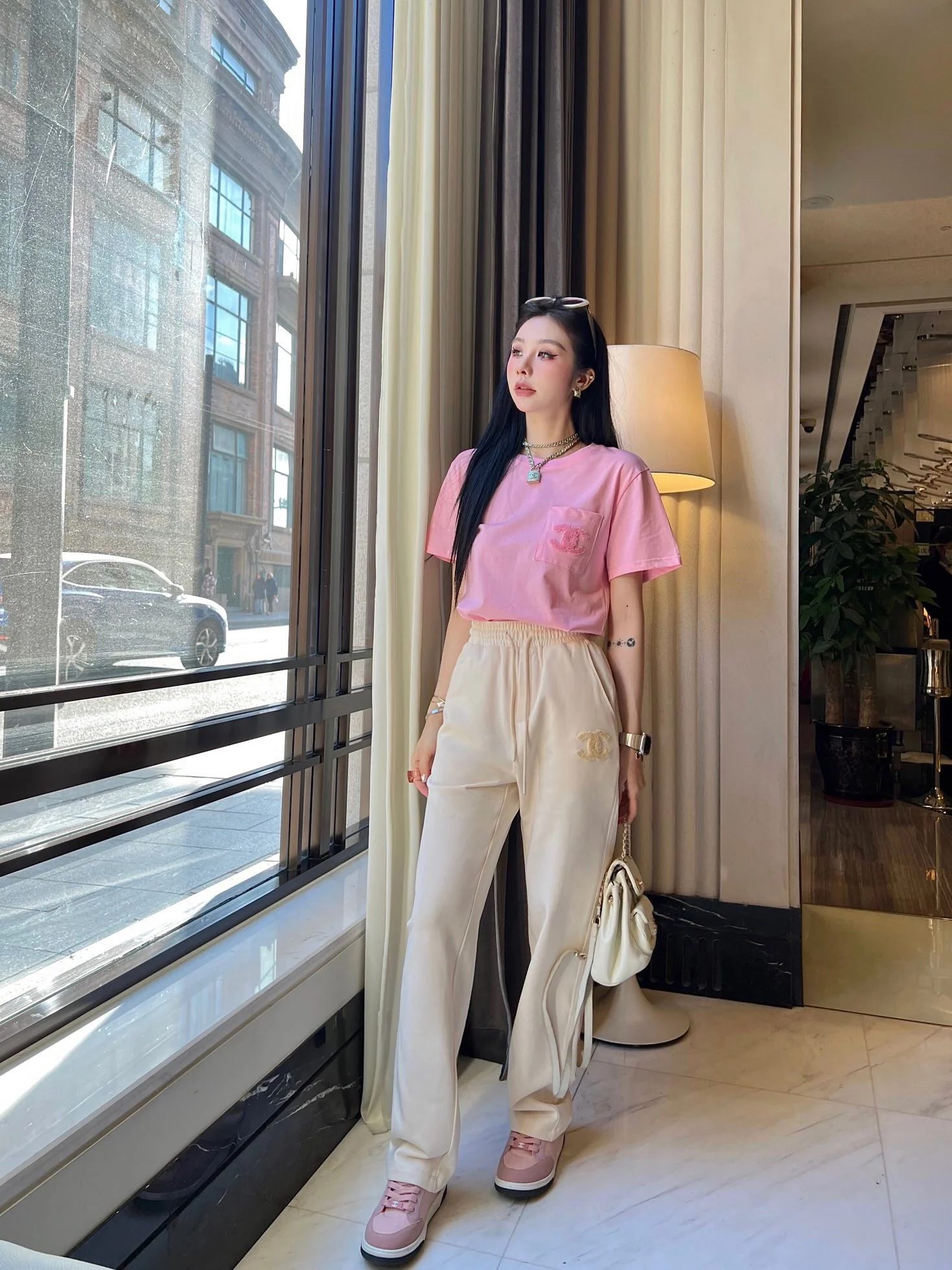 Спортивные брюки Chanel 2403 с 3D-логотипом - белые