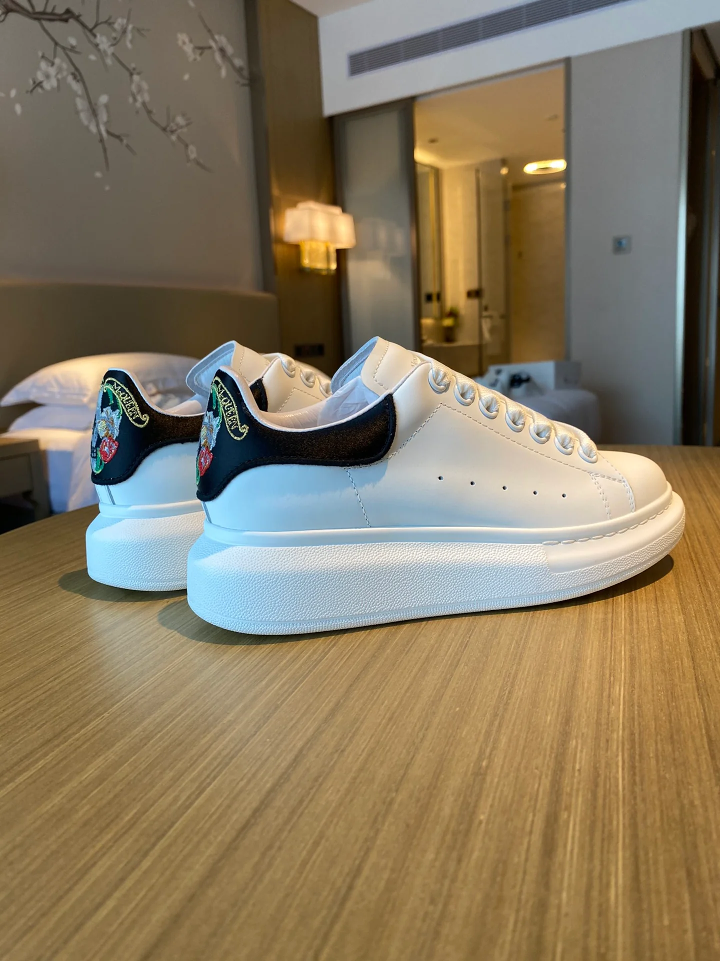 Классические белые кроссовки McQueen с дизайном ?Череп и сердце?.