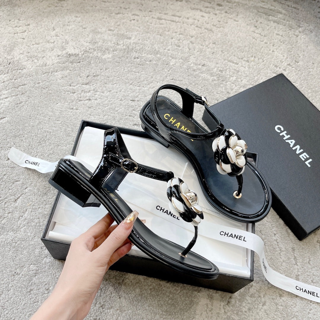 Новинка сезона весна/лето 2023 от Chanel - Коллекция сандалий Camellia - Сандалии Camellia - Черные