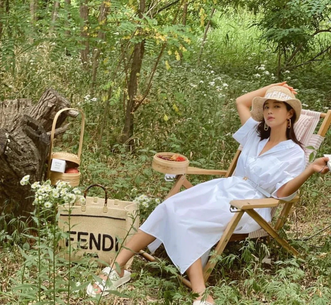 Сумка-шоппер Fendi Sunshine ручной работы из соломы — фото в ней.