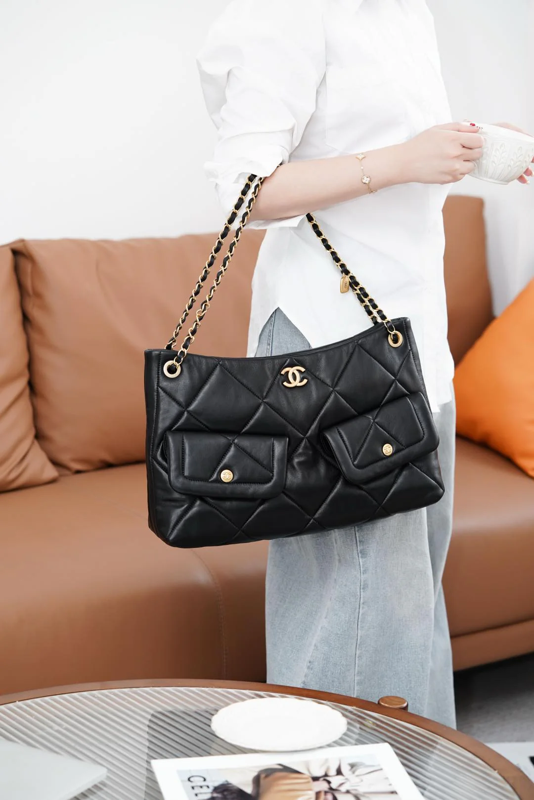 Сумка-хобо Chanel 25k — черная, из овечьей кожи, с золотой фурнитурой.